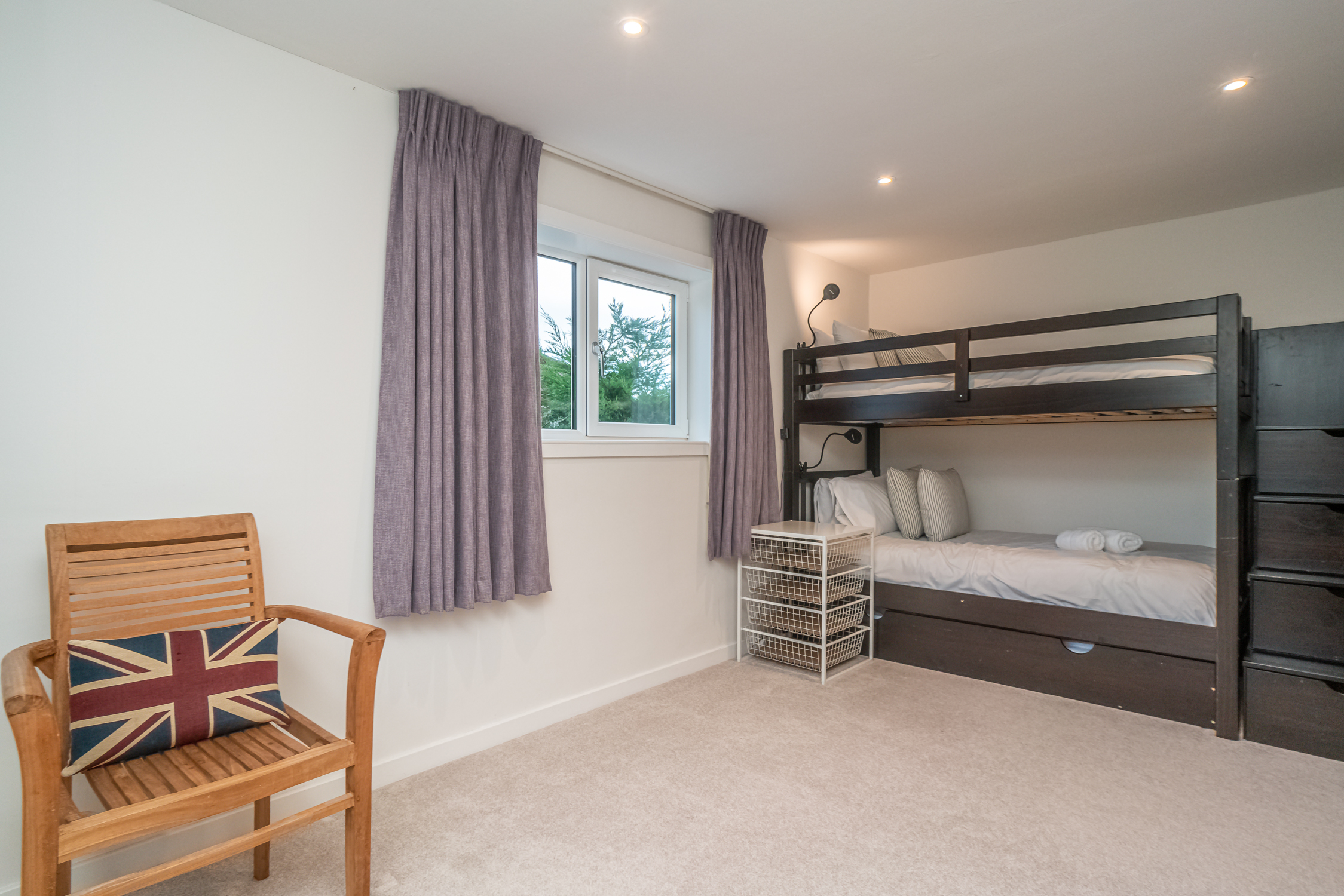Spacious 5-Bed Home with Garden & Parking - Pass the Keys in 41 Cammo Grove EH4 8HD - Property image 28 - VivreStays