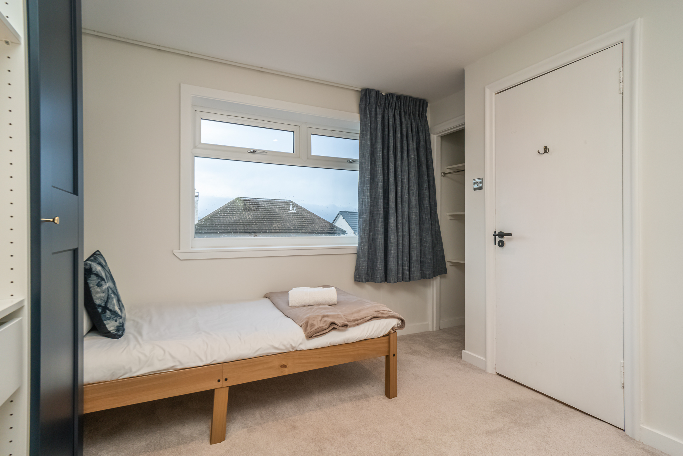 Spacious 5-Bed Home with Garden & Parking - Pass the Keys in 41 Cammo Grove EH4 8HD - Property image 29 - VivreStays