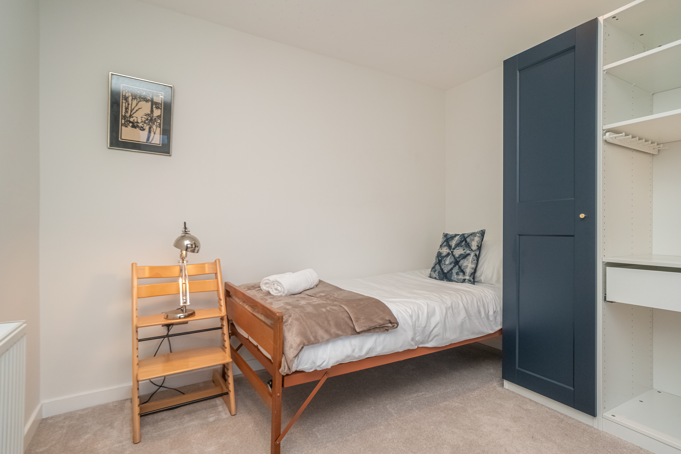 Spacious 5-Bed Home with Garden & Parking - Pass the Keys in 41 Cammo Grove EH4 8HD - Property image 30 - VivreStays