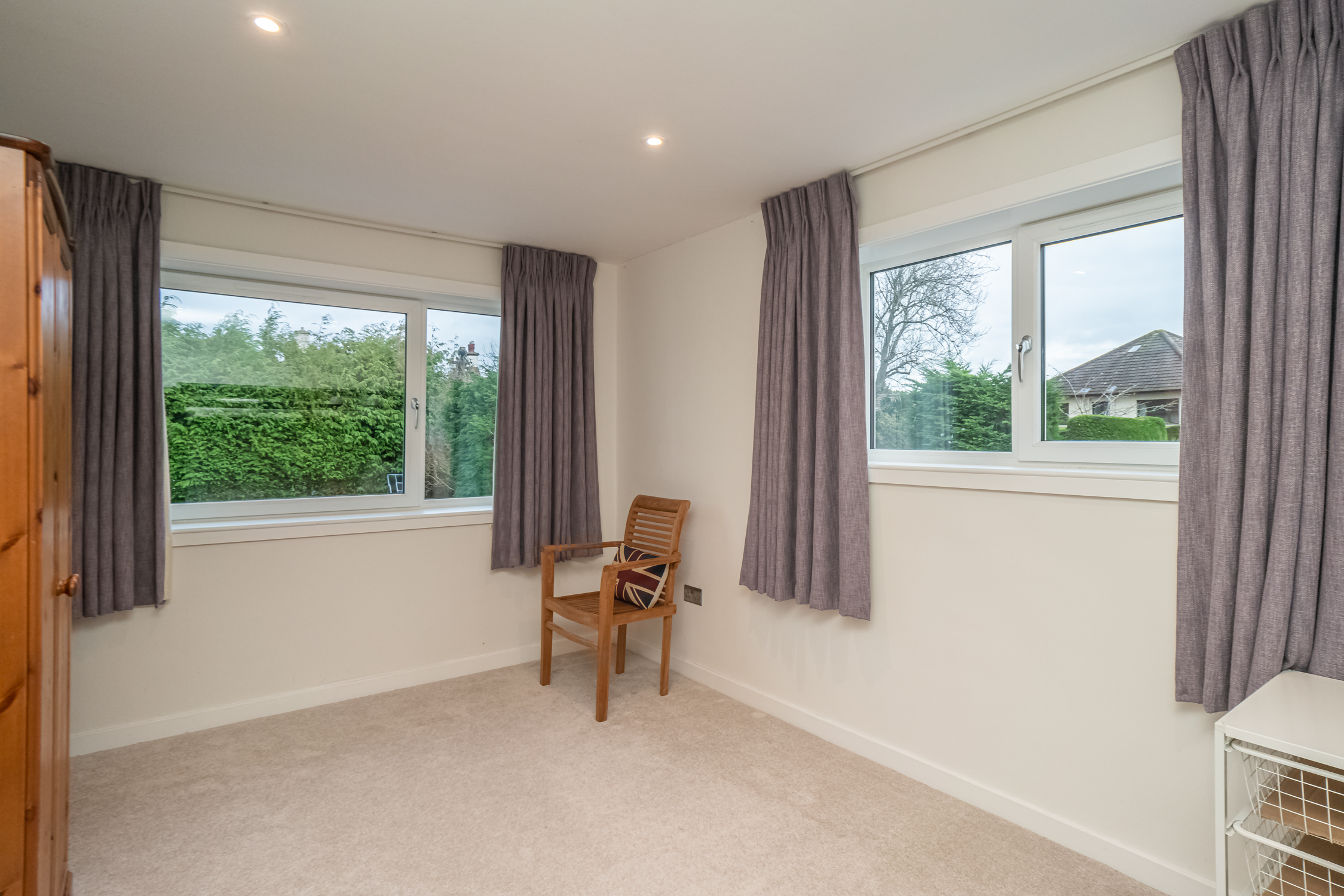 Spacious 5-Bed Home with Garden & Parking - Pass the Keys in 41 Cammo Grove EH4 8HD - Property image 33 - VivreStays