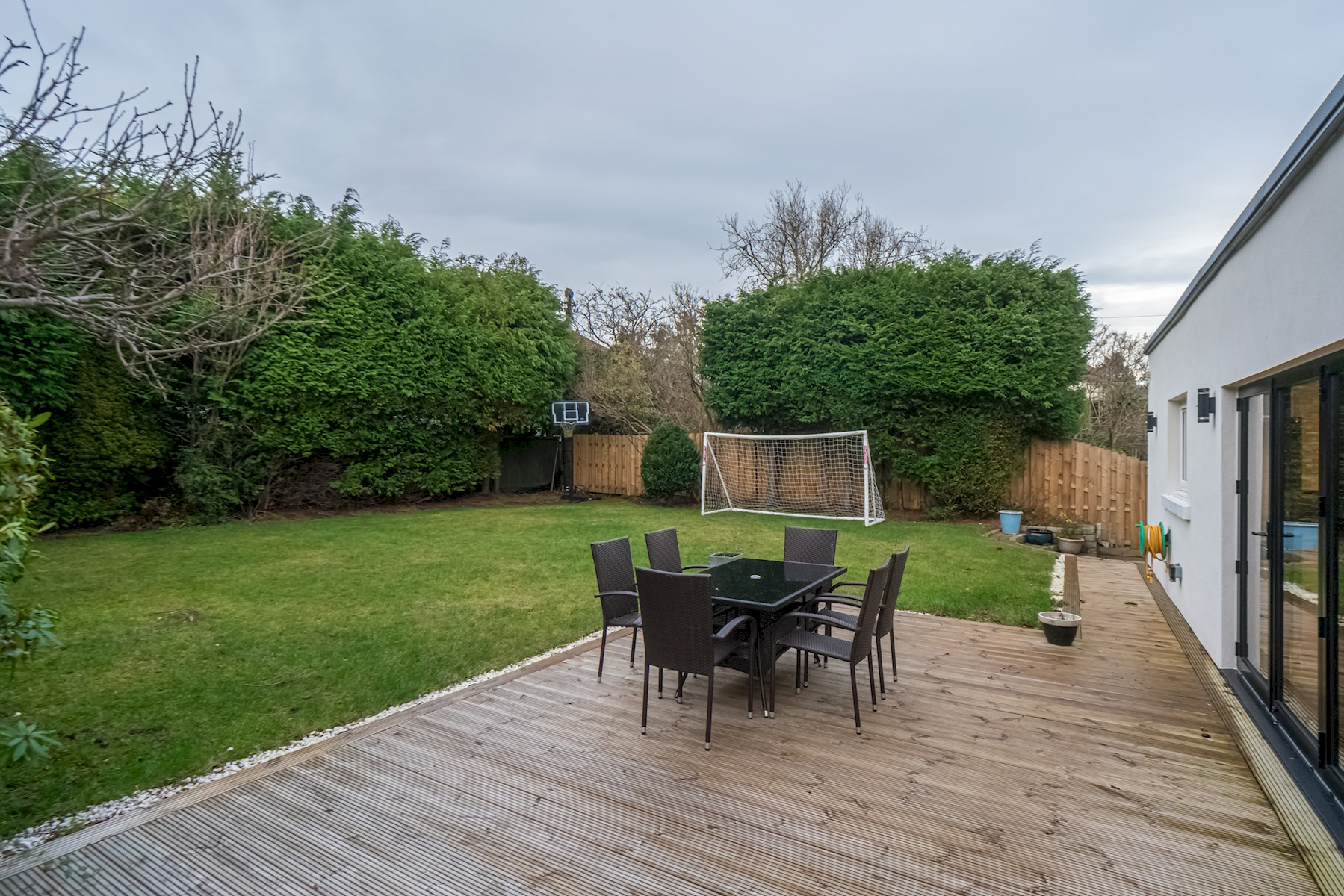 Spacious 5-Bed Home with Garden & Parking - Pass the Keys in 41 Cammo Grove EH4 8HD - Property image 37 - VivreStays