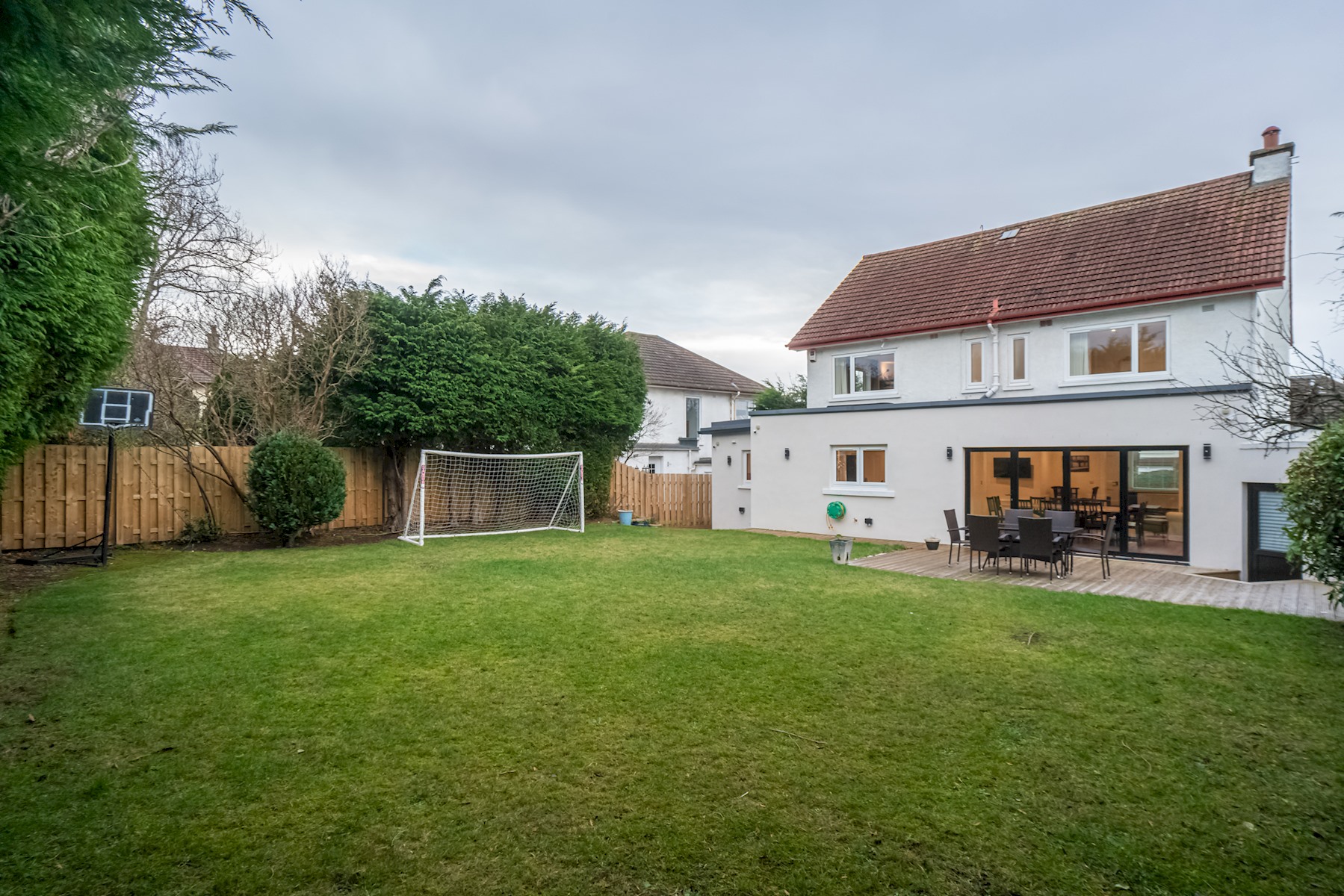 Spacious 5-Bed Home with Garden & Parking - Pass the Keys in 41 Cammo Grove EH4 8HD - Property image 40 - VivreStays