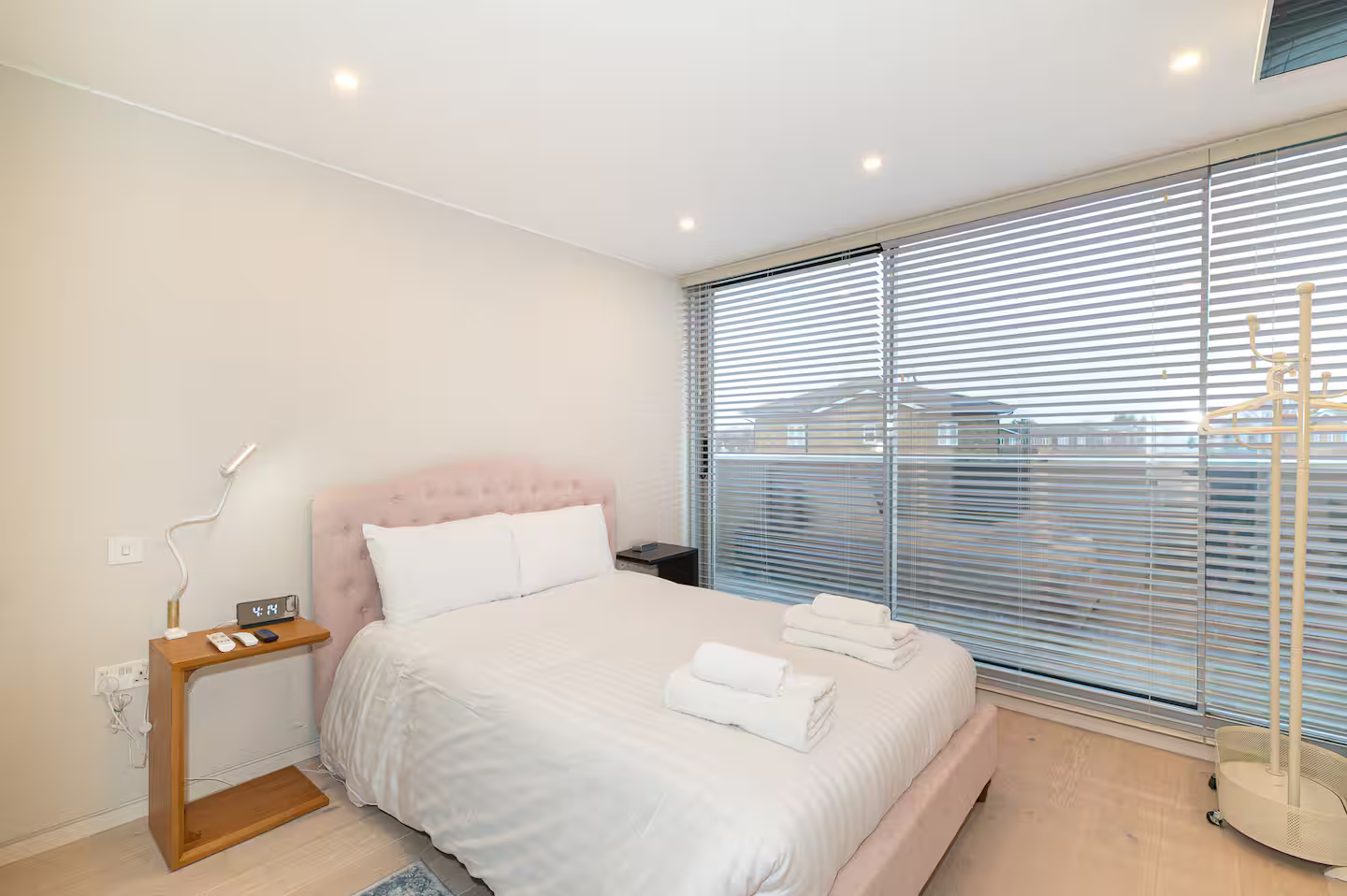 Modern Smart Home with Garden, close to Richmond - Pass the Keys in 29 Kings Terrace, Isleworth TW7 7AW - Property image 5 - VivreStays