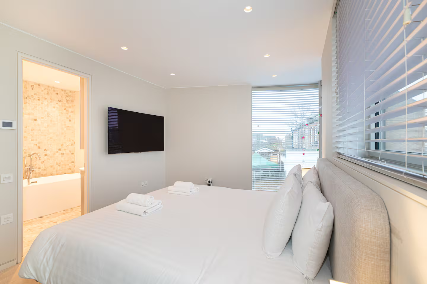 Modern Smart Home with Garden, close to Richmond - Pass the Keys in 29 Kings Terrace, Isleworth TW7 7AW - Property image 19 - VivreStays