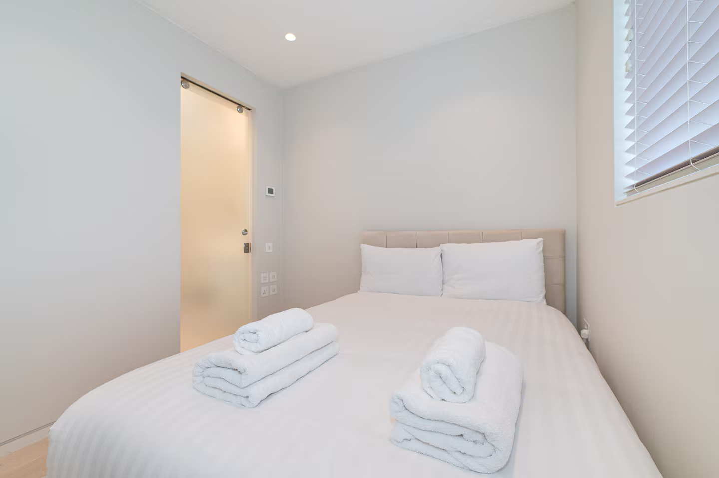 Modern Smart Home with Garden, close to Richmond - Pass the Keys in 29 Kings Terrace, Isleworth TW7 7AW - Property image 25 - VivreStays