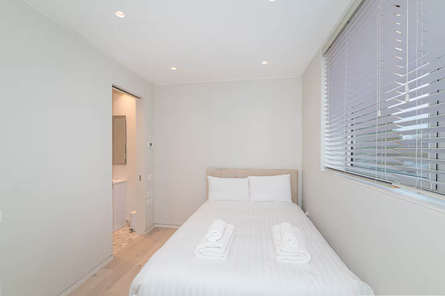 Modern Smart Home with Garden, close to Richmond - Pass the Keys in 29 Kings Terrace, Isleworth TW7 7AW - Property image 28 - VivreStays
