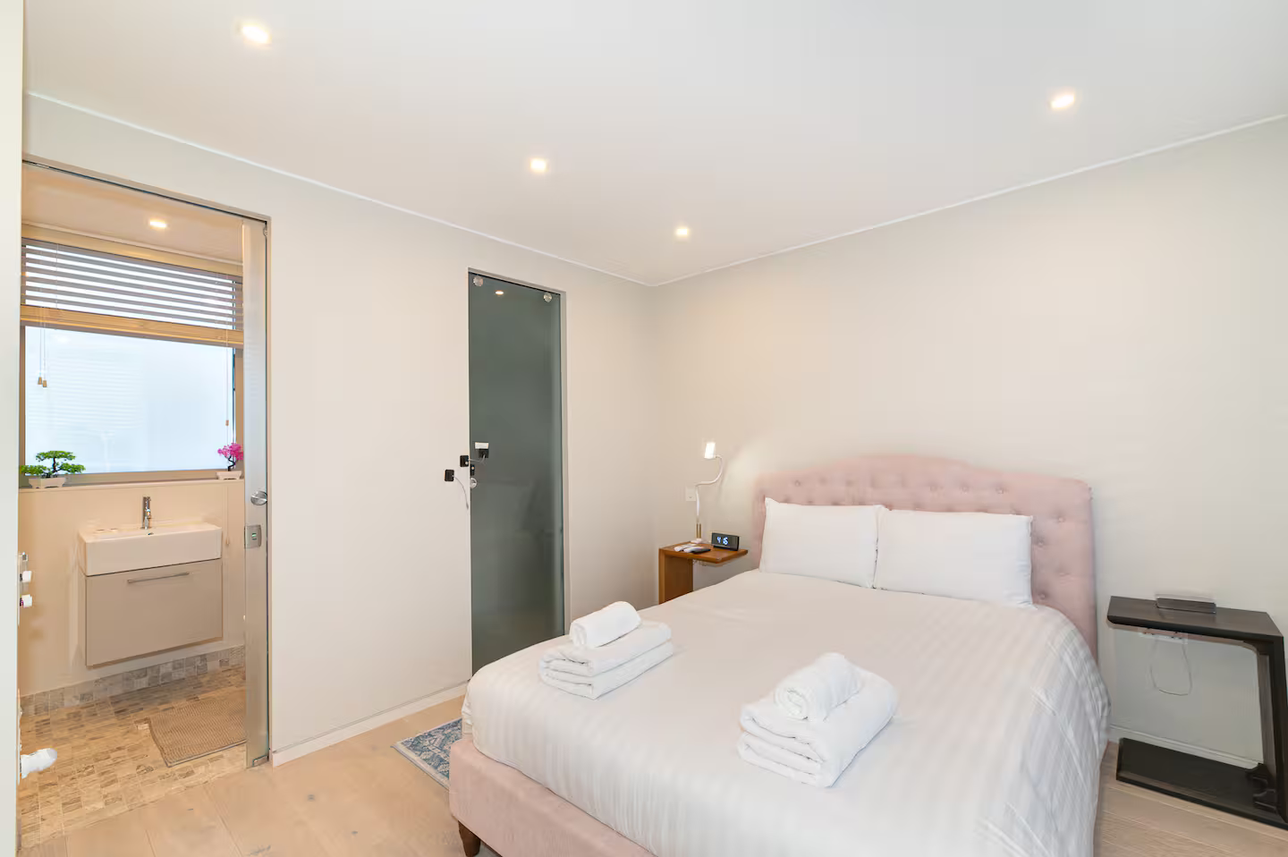 Modern Smart Home with Garden, close to Richmond - Pass the Keys in 29 Kings Terrace, Isleworth TW7 7AW - Property image 30 - VivreStays