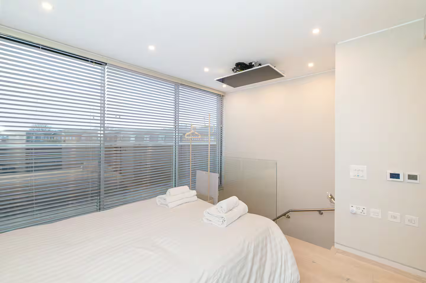 Modern Smart Home with Garden, close to Richmond - Pass the Keys in 29 Kings Terrace, Isleworth TW7 7AW - Property image 31 - VivreStays