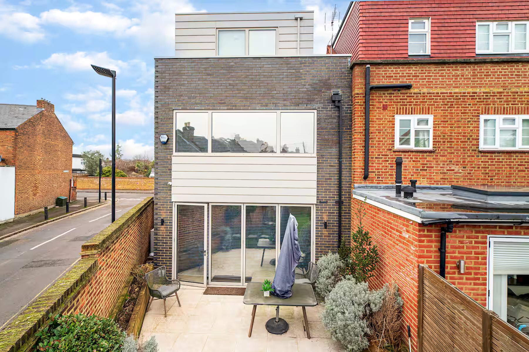 Modern Smart Home with Garden, close to Richmond - Pass the Keys in 29 Kings Terrace, Isleworth TW7 7AW - Property image 44 - VivreStays
