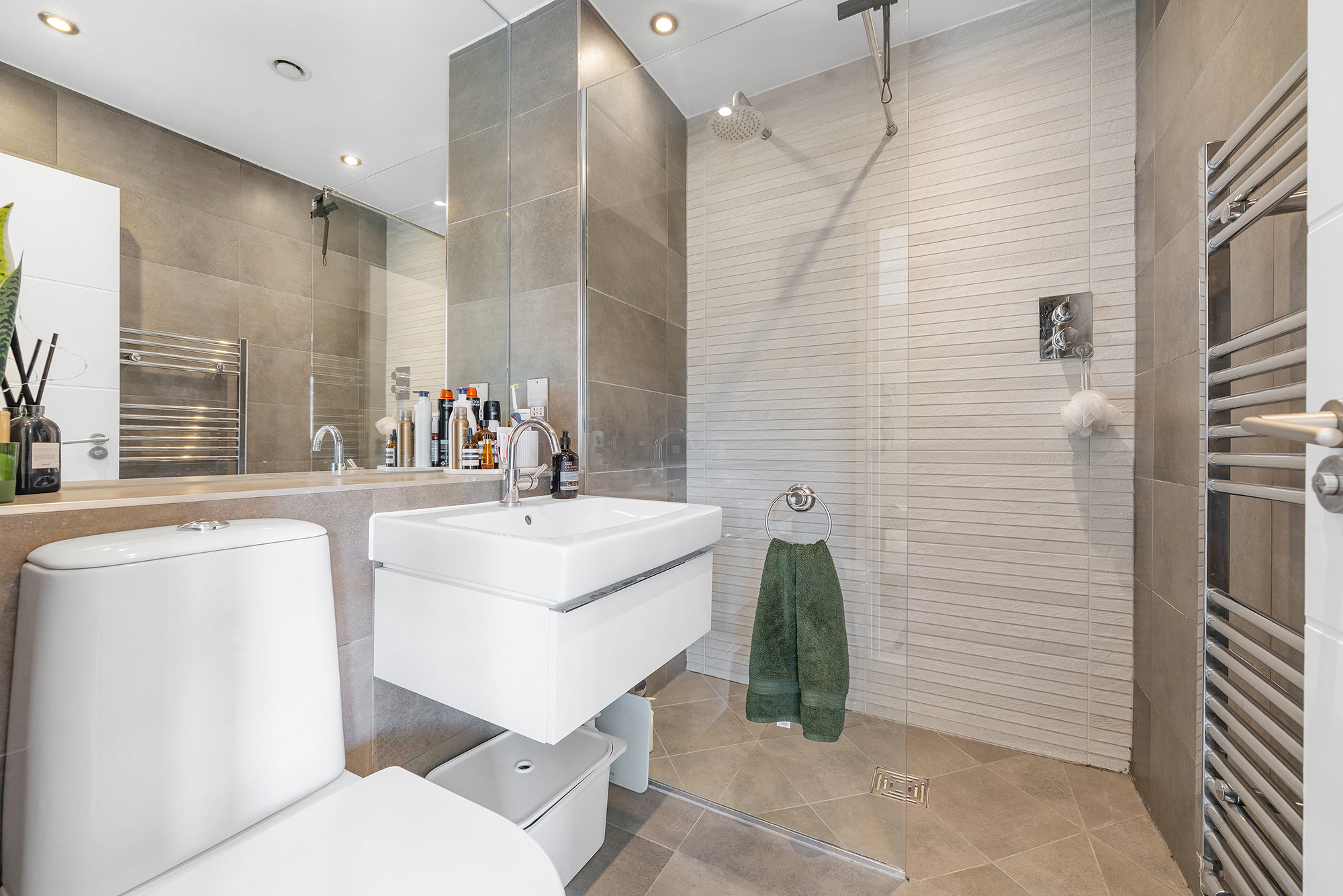 View Spacious terraced 3 Bed Luxury Home in Brixton - Pass the Keys in Flat 2, 118 Brixton Hill, SW2 1RS Spacious terraced 3 Bed Luxury Home in Brixton - Pass the Keys in Flat 2, 118 Brixton Hill, SW2 1RS - Property image 16 - VivreStays