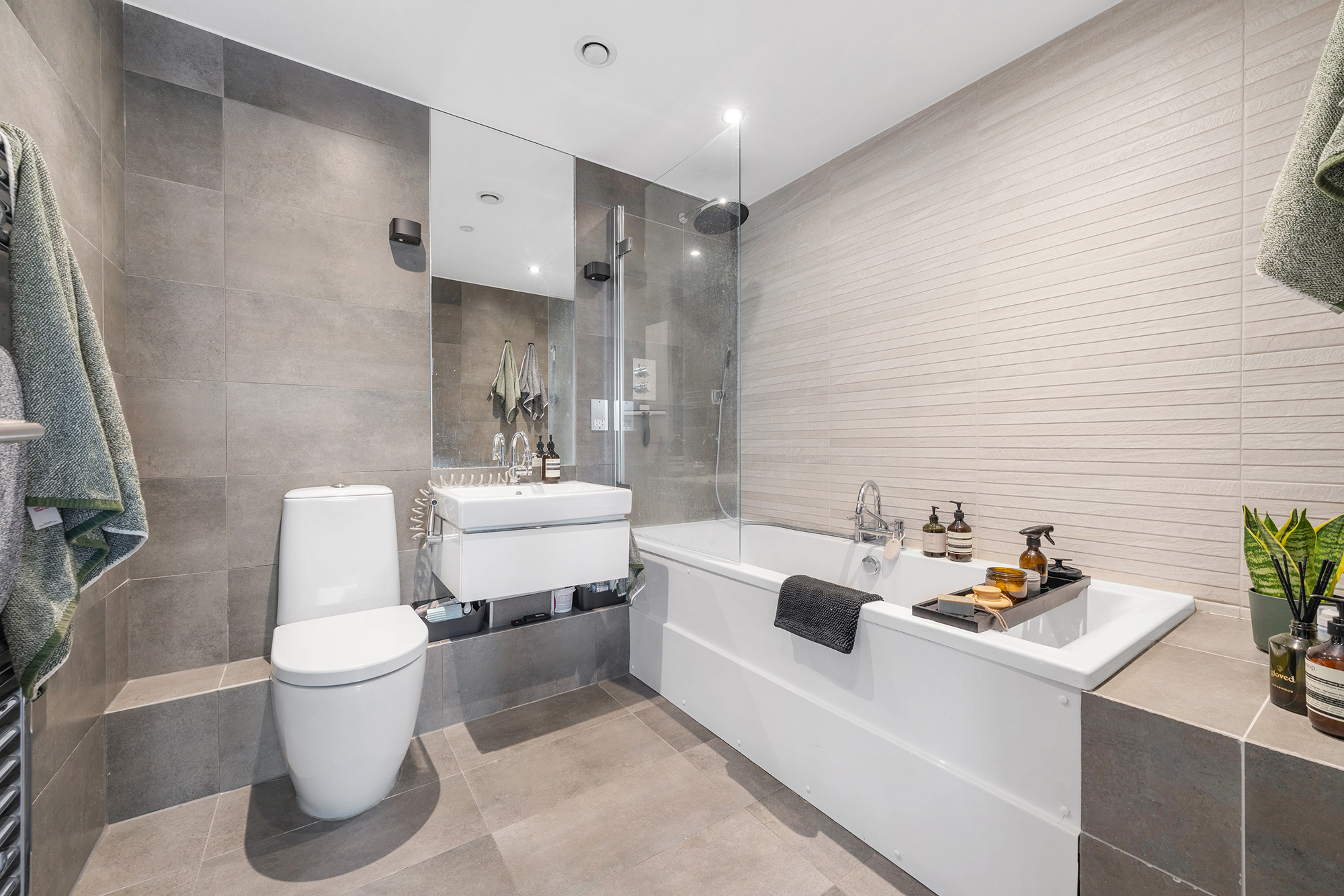 View Spacious terraced 3 Bed Luxury Home in Brixton - Pass the Keys in Flat 2, 118 Brixton Hill, SW2 1RS Spacious terraced 3 Bed Luxury Home in Brixton - Pass the Keys in Flat 2, 118 Brixton Hill, SW2 1RS - Property image 15 - VivreStays