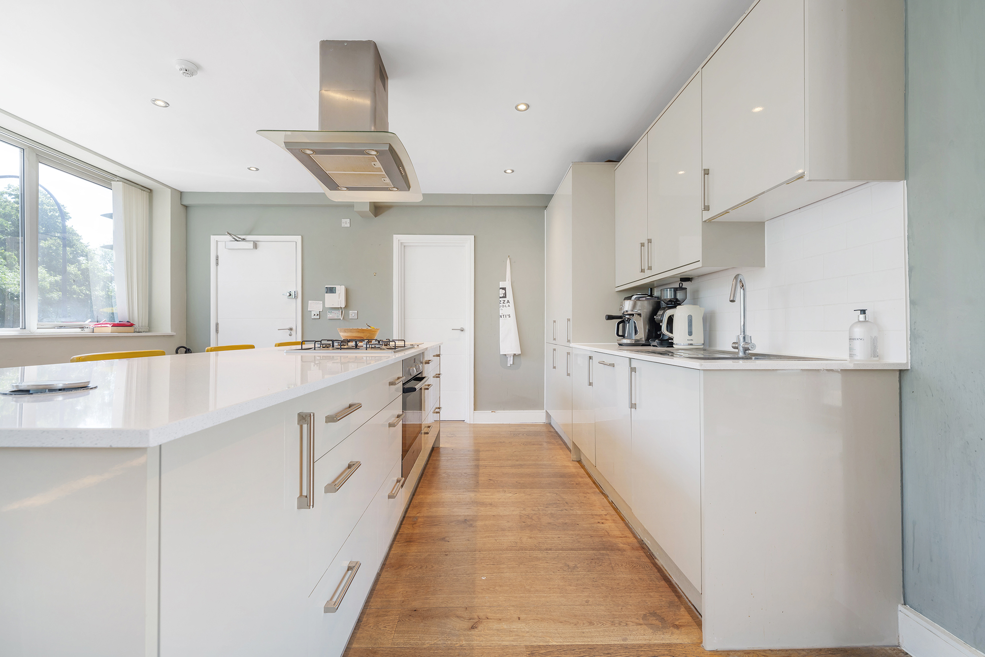 View Spacious terraced 3 Bed Luxury Home in Brixton - Pass the Keys in Flat 2, 118 Brixton Hill, SW2 1RS Spacious terraced 3 Bed Luxury Home in Brixton - Pass the Keys in Flat 2, 118 Brixton Hill, SW2 1RS - Property image 4 - VivreStays