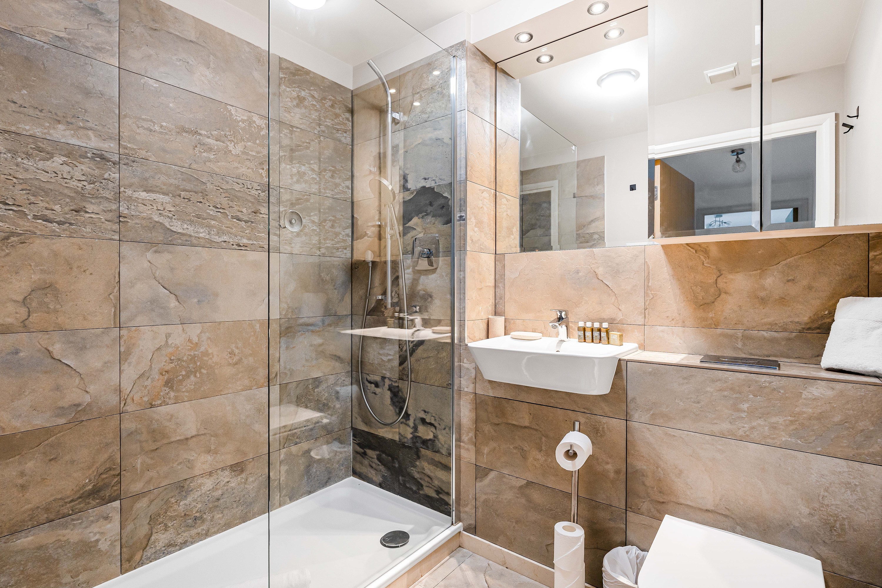 Modern 2 bed in brilliant St Georges Wharf - Pass the Keys in Flat 1129 St George Wharf, SW8 2FG - Property image 6 - VivreStays