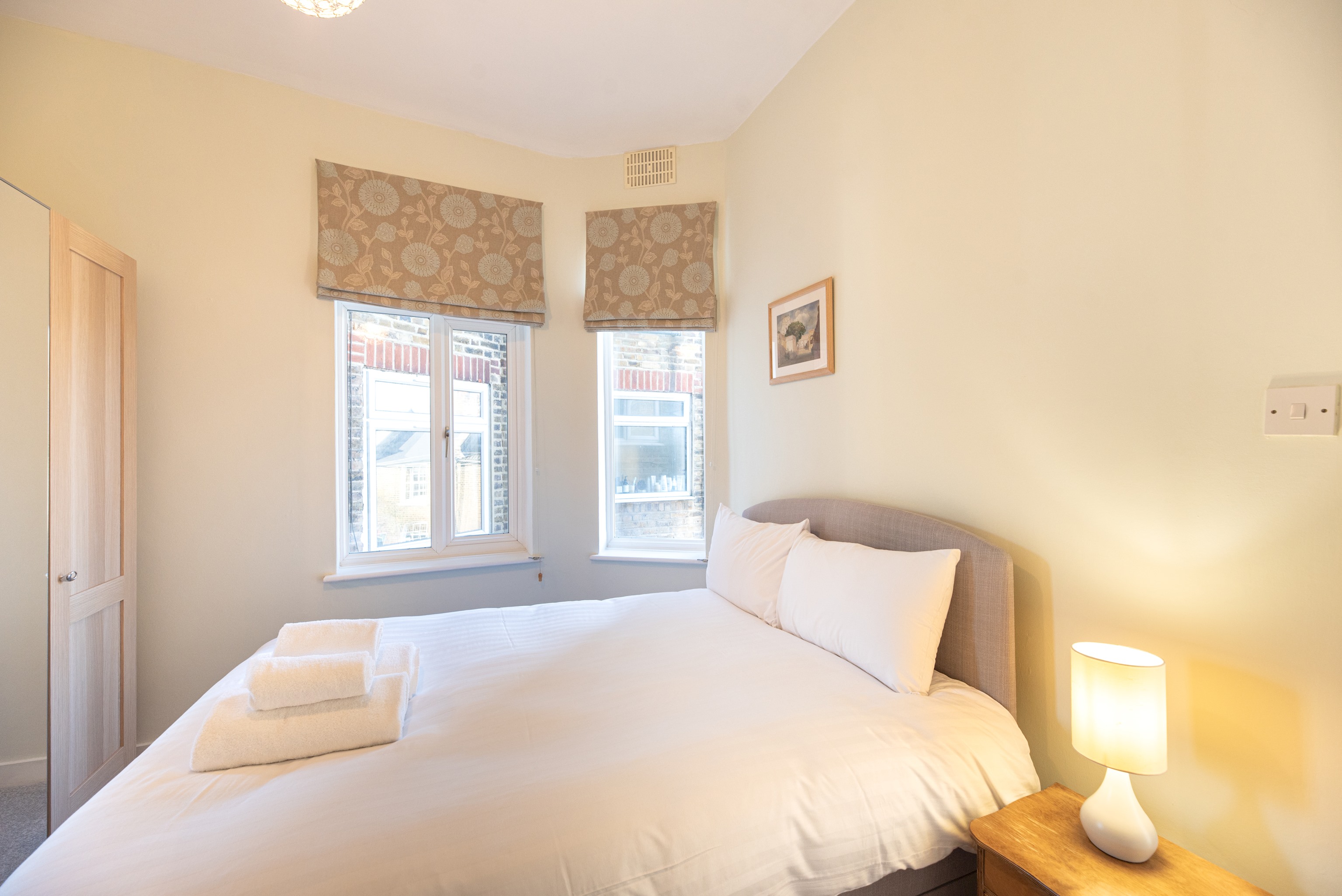 A beautiful 2-bed mansion-block flat in Putney - Pass the Keys in 151-153 Oakhill Rd, Flat 3 SW15 2QL - Property image 2 - VivreStays