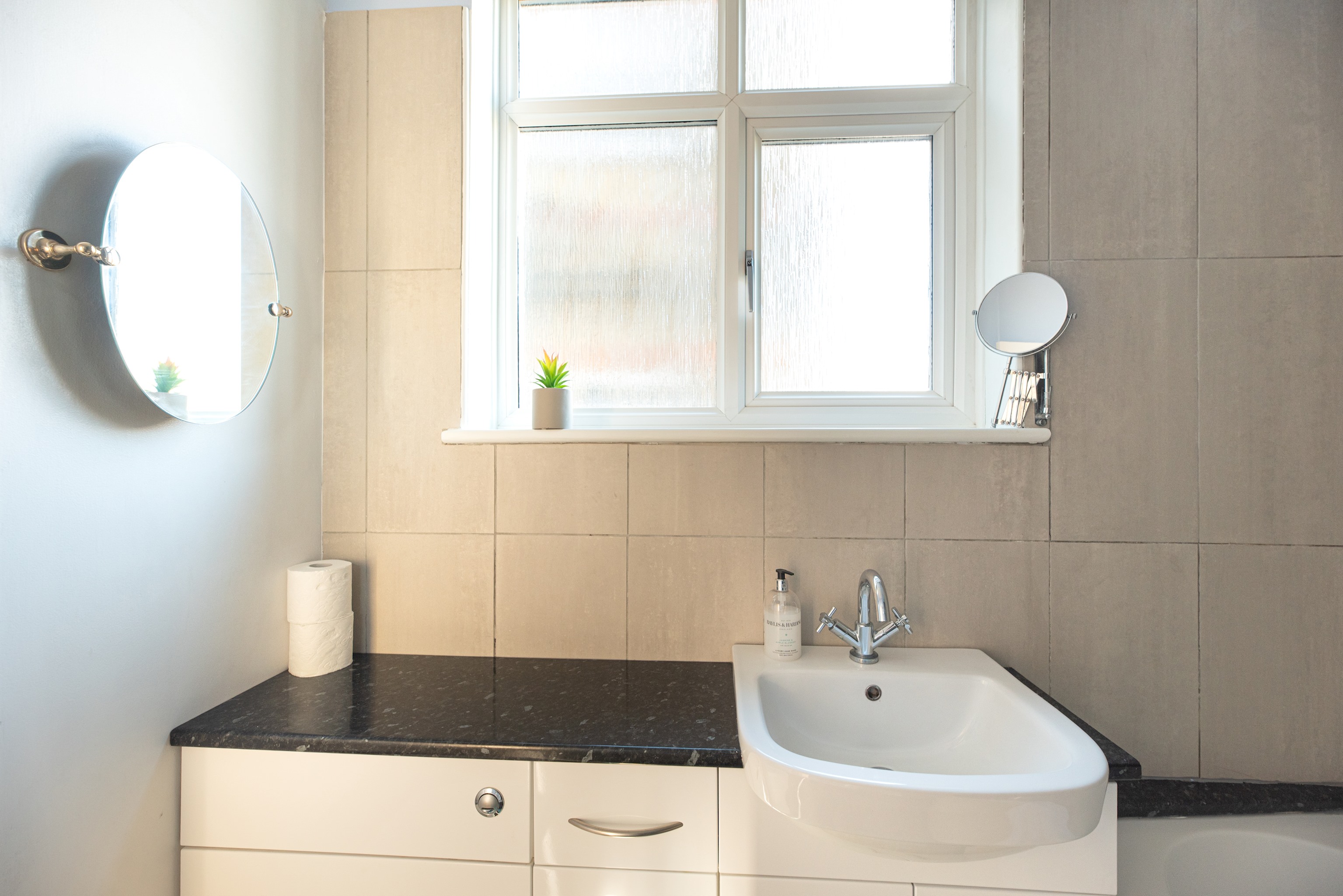 A beautiful 2-bed mansion-block flat in Putney - Pass the Keys in 151-153 Oakhill Rd, Flat 3 SW15 2QL - Property image 22 - VivreStays