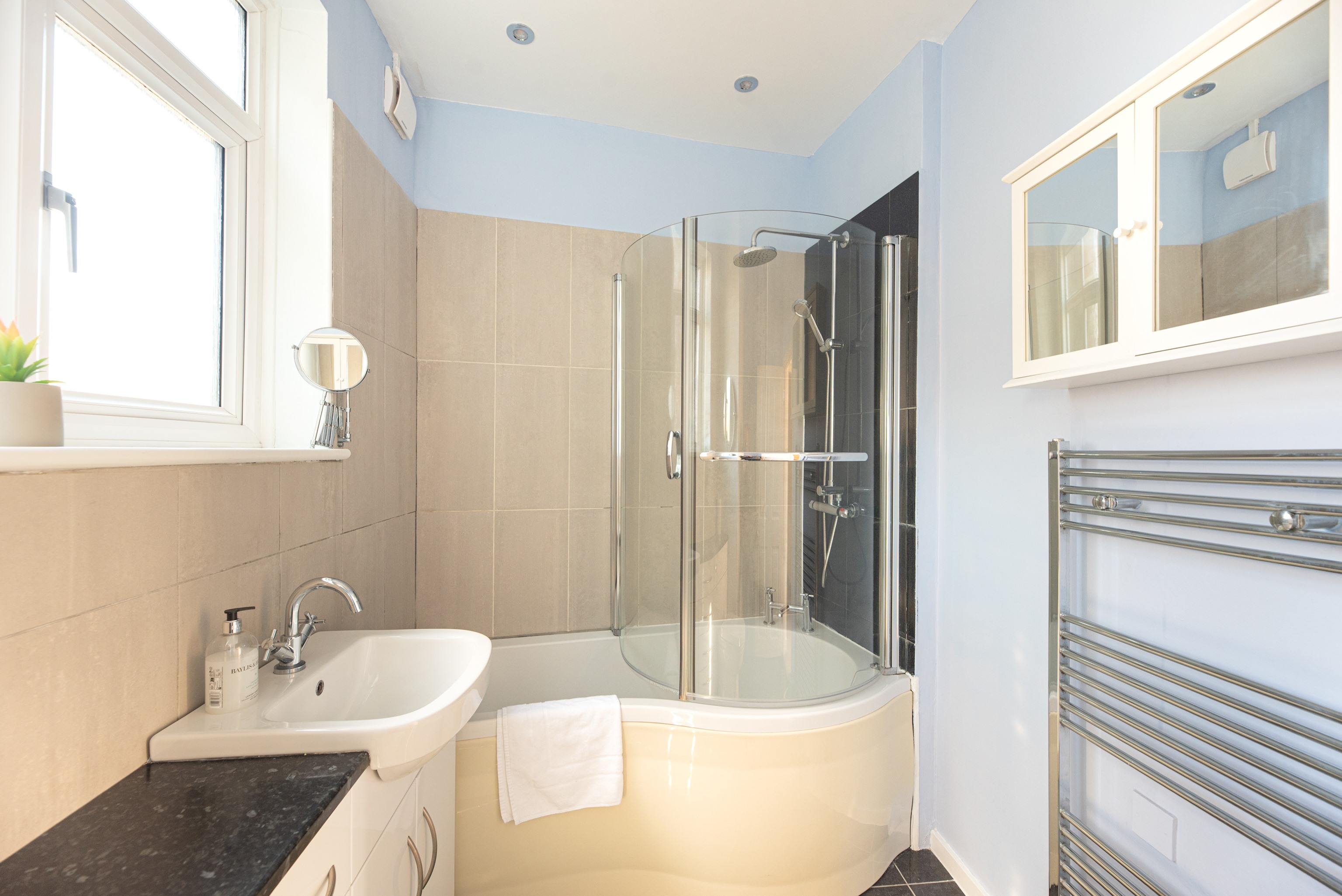 A beautiful 2-bed mansion-block flat in Putney - Pass the Keys in 151-153 Oakhill Rd, Flat 3 SW15 2QL - Property image 23 - VivreStays