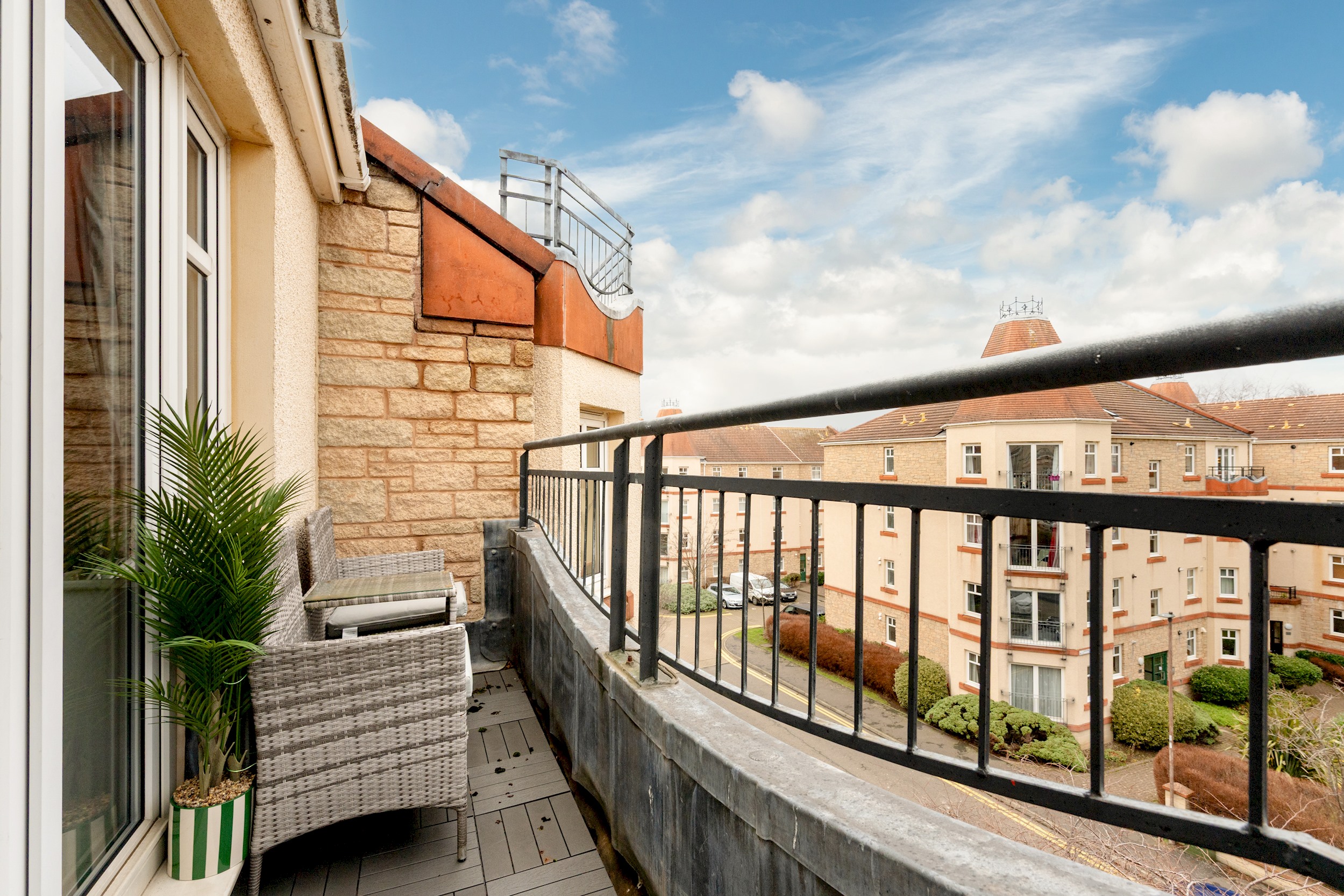 Stylish 2-Bed Flat with Balcony Near Haymarket - Pass the Keys in 18/7 Sinclair Pl EH11 1AH - Property image 4 - VivreStays