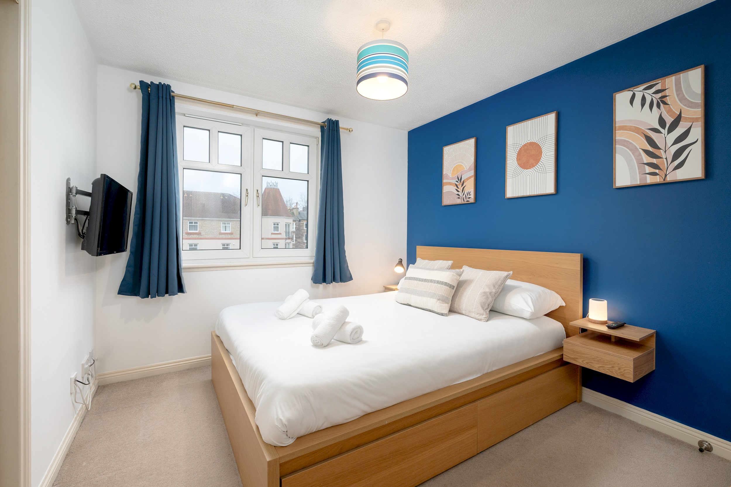 Stylish 2-Bed Flat with Balcony Near Haymarket - Pass the Keys in 18/7 Sinclair Pl EH11 1AH - Property image 3 - VivreStays