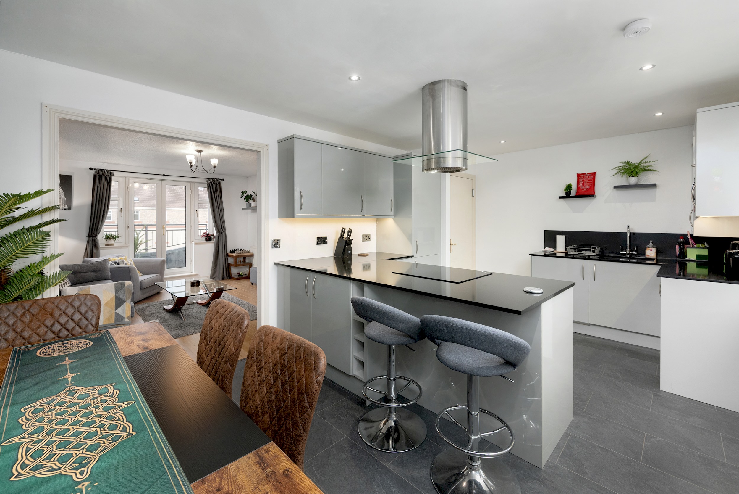 Stylish 2-Bed Flat with Balcony Near Haymarket - Pass the Keys in 18/7 Sinclair Pl EH11 1AH - Property image 2 - VivreStays