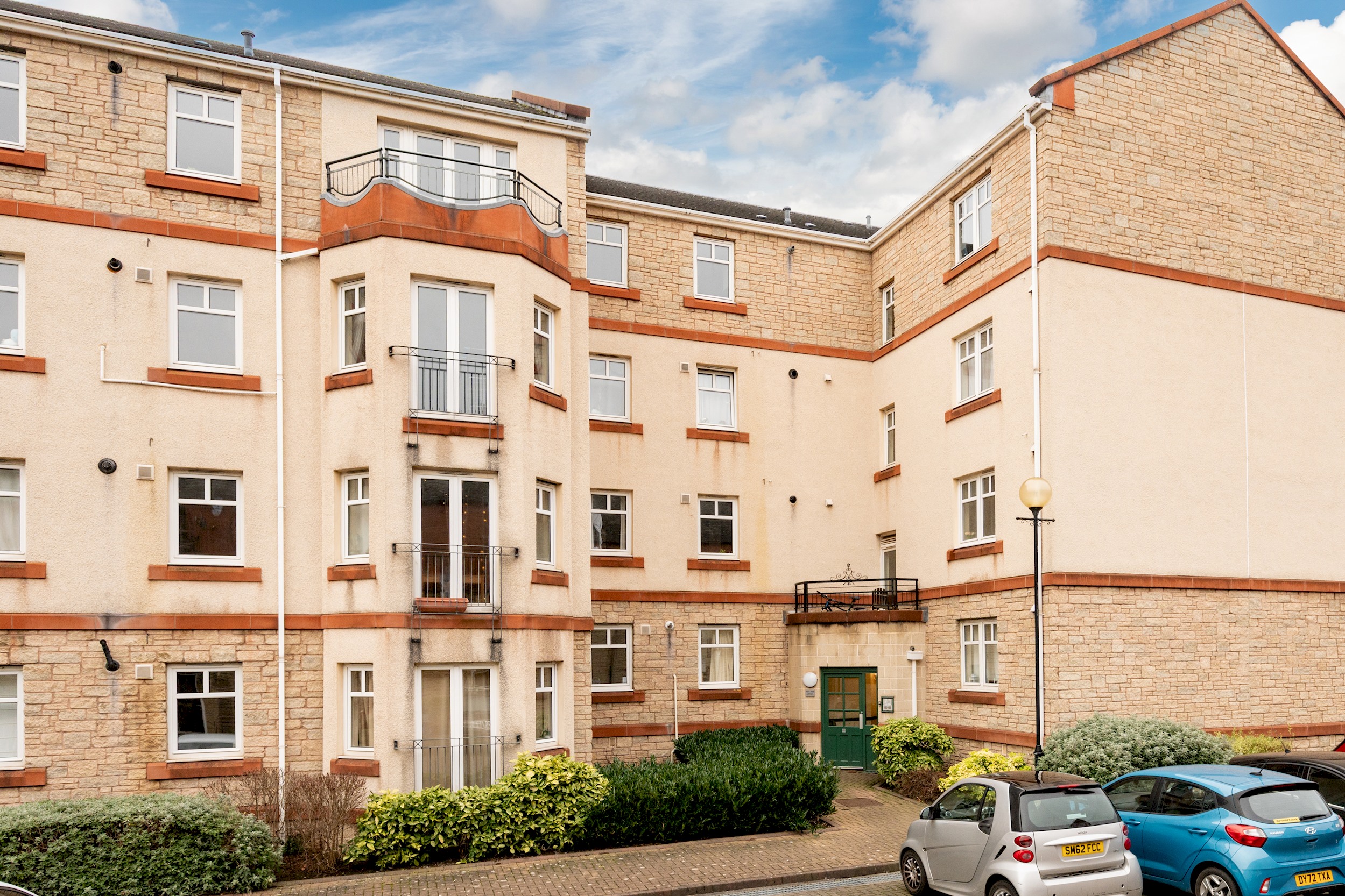 Stylish 2-Bed Flat with Balcony Near Haymarket - Pass the Keys in 18/7 Sinclair Pl EH11 1AH - Property image 7 - VivreStays