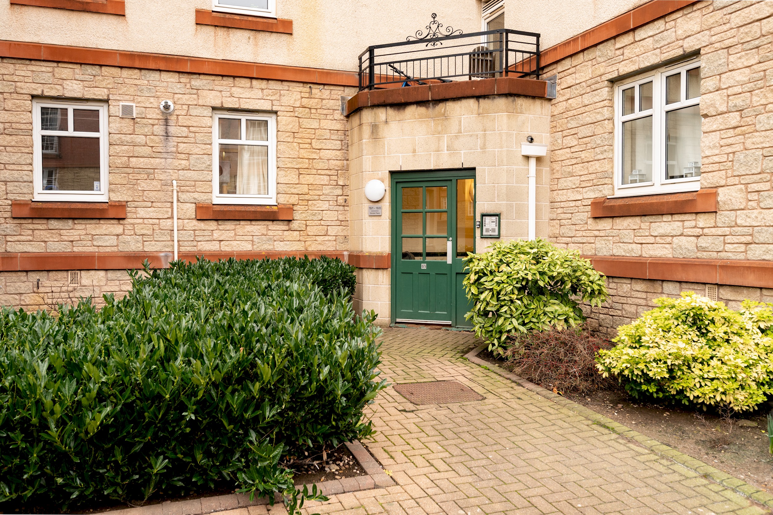 Stylish 2-Bed Flat with Balcony Near Haymarket - Pass the Keys in 18/7 Sinclair Pl EH11 1AH - Property image 8 - VivreStays