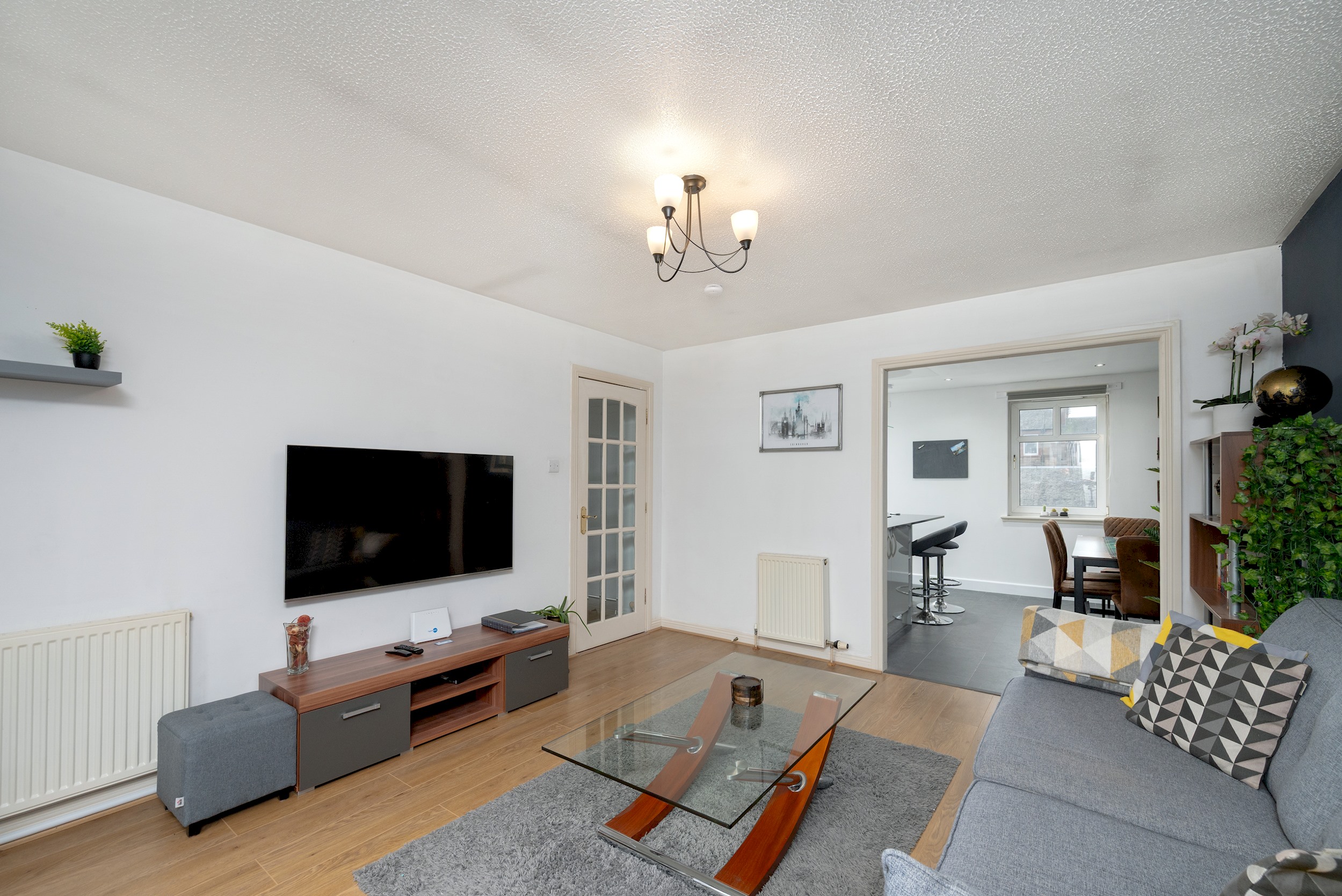 Stylish 2-Bed Flat with Balcony Near Haymarket - Pass the Keys in 18/7 Sinclair Pl EH11 1AH - Property image 9 - VivreStays