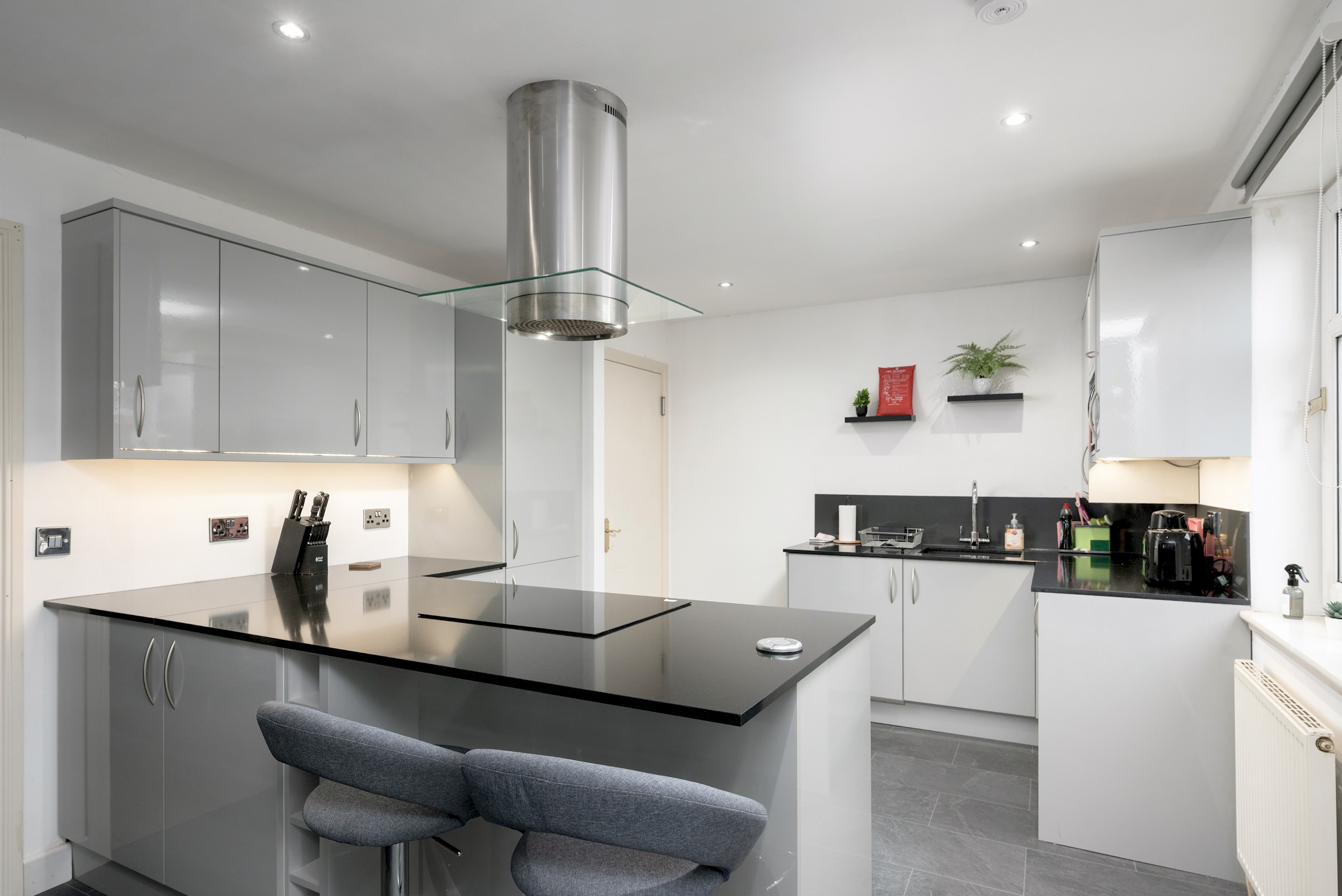 Stylish 2-Bed Flat with Balcony Near Haymarket - Pass the Keys in 18/7 Sinclair Pl EH11 1AH - Property image 13 - VivreStays
