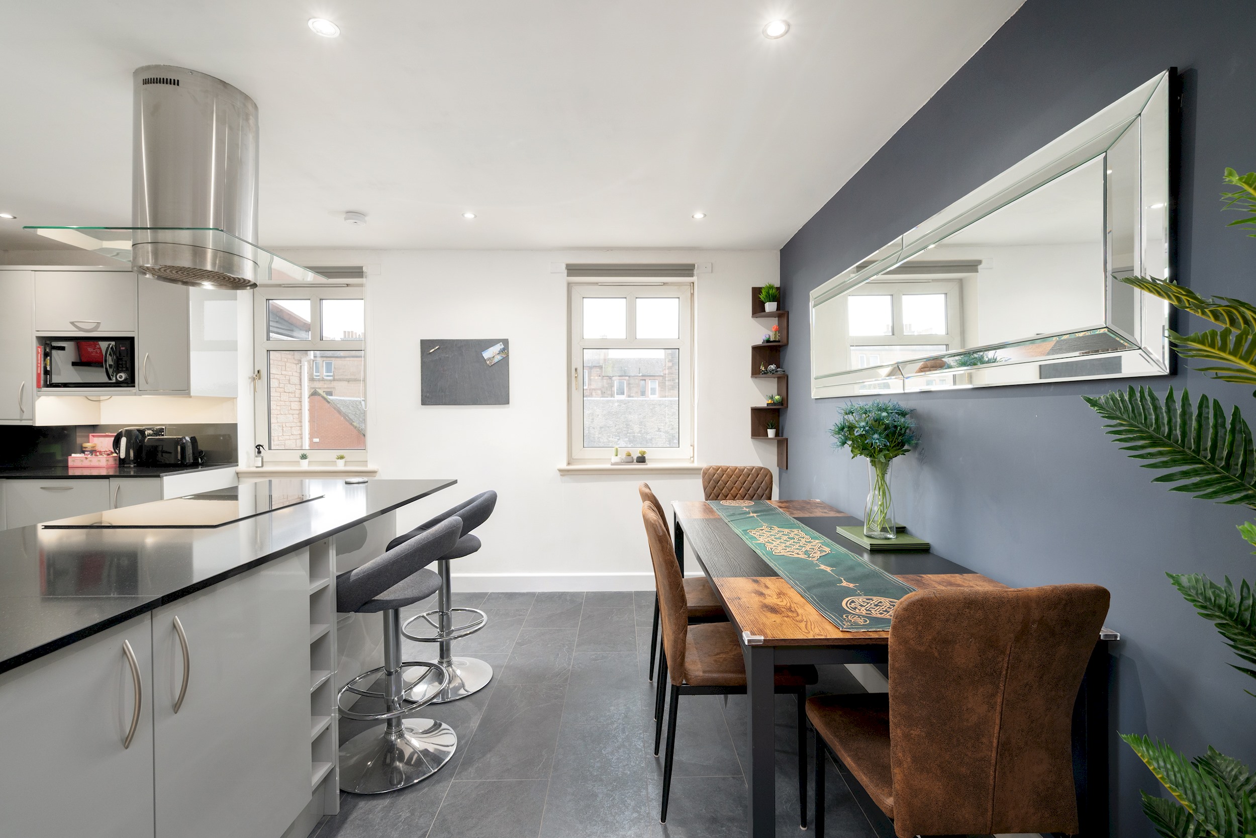 Stylish 2-Bed Flat with Balcony Near Haymarket - Pass the Keys in 18/7 Sinclair Pl EH11 1AH - Property image 14 - VivreStays