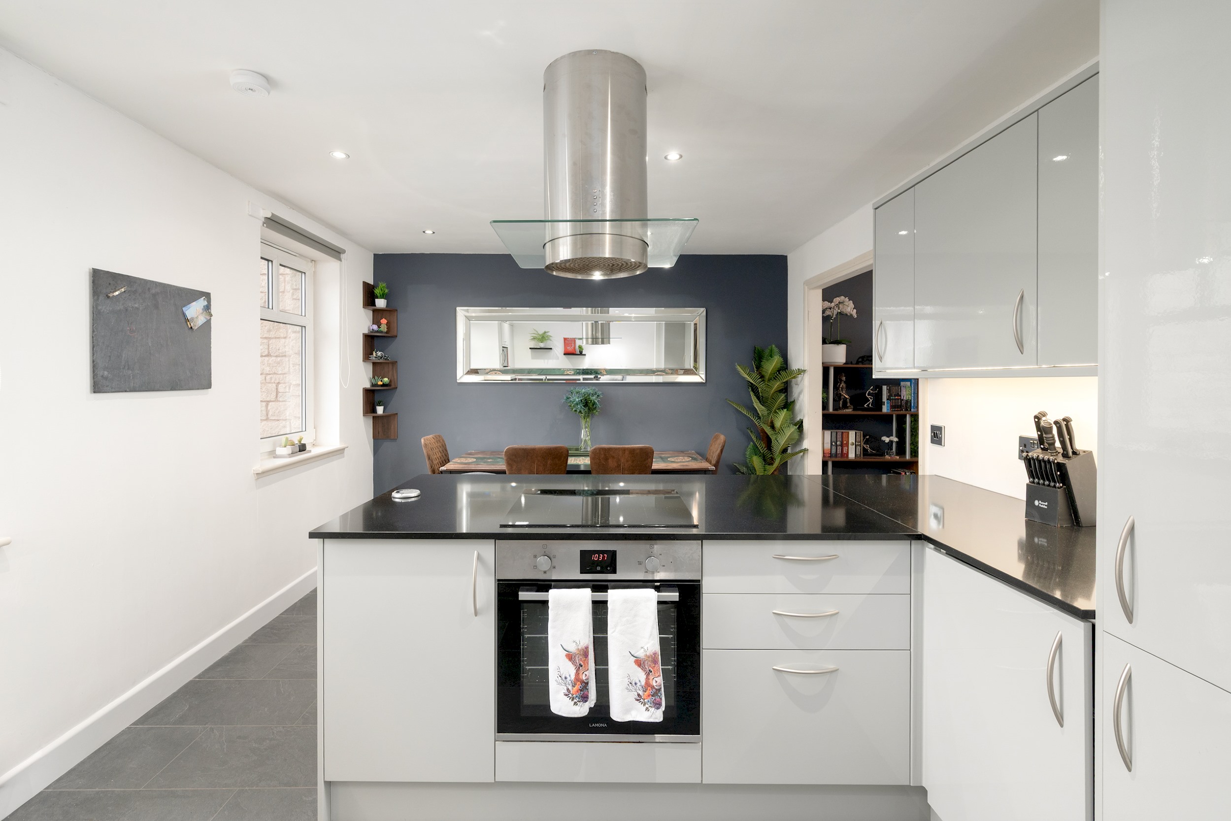 Stylish 2-Bed Flat with Balcony Near Haymarket - Pass the Keys in 18/7 Sinclair Pl EH11 1AH - Property image 15 - VivreStays