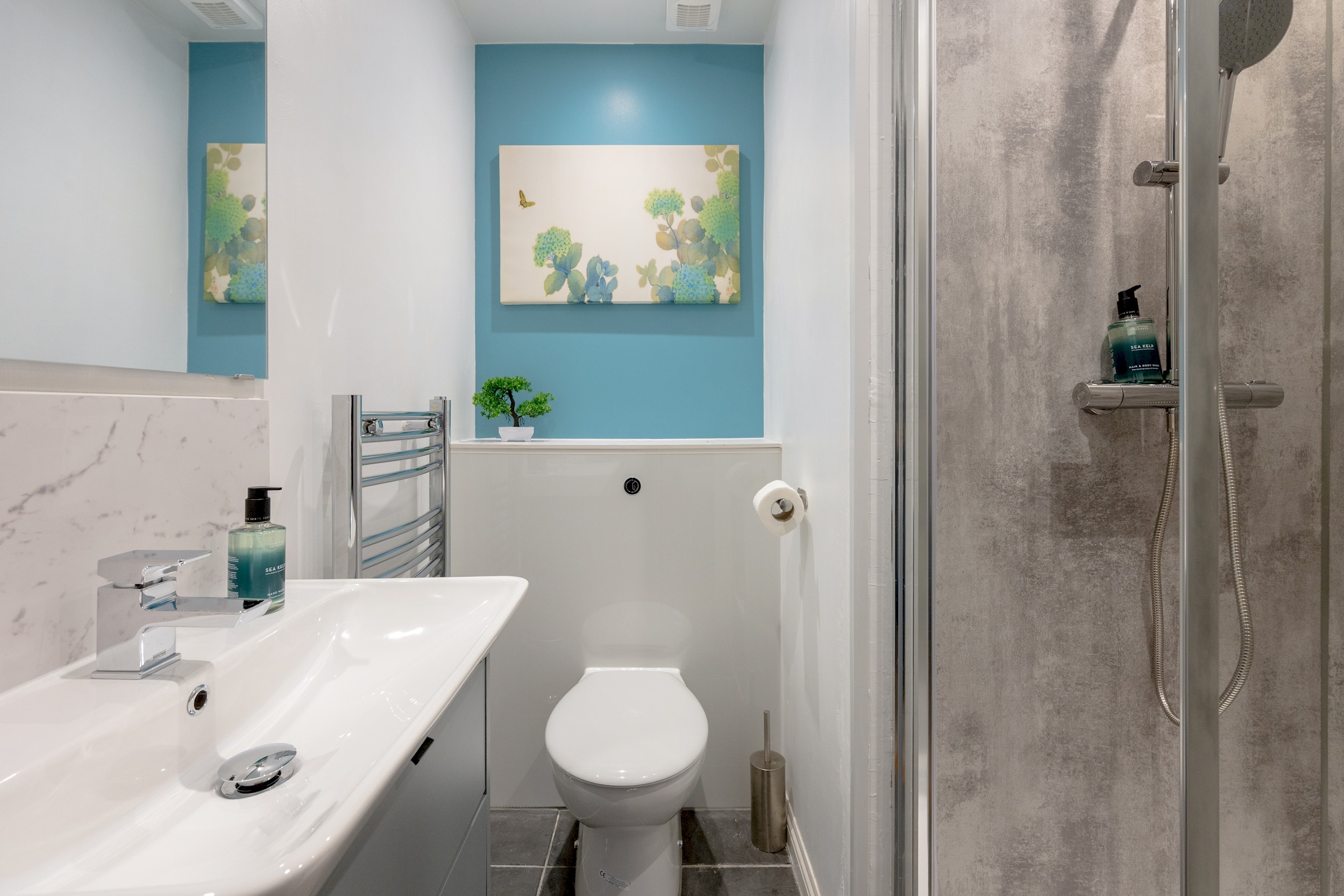Stylish 2-Bed Flat with Balcony Near Haymarket - Pass the Keys in 18/7 Sinclair Pl EH11 1AH - Property image 25 - VivreStays