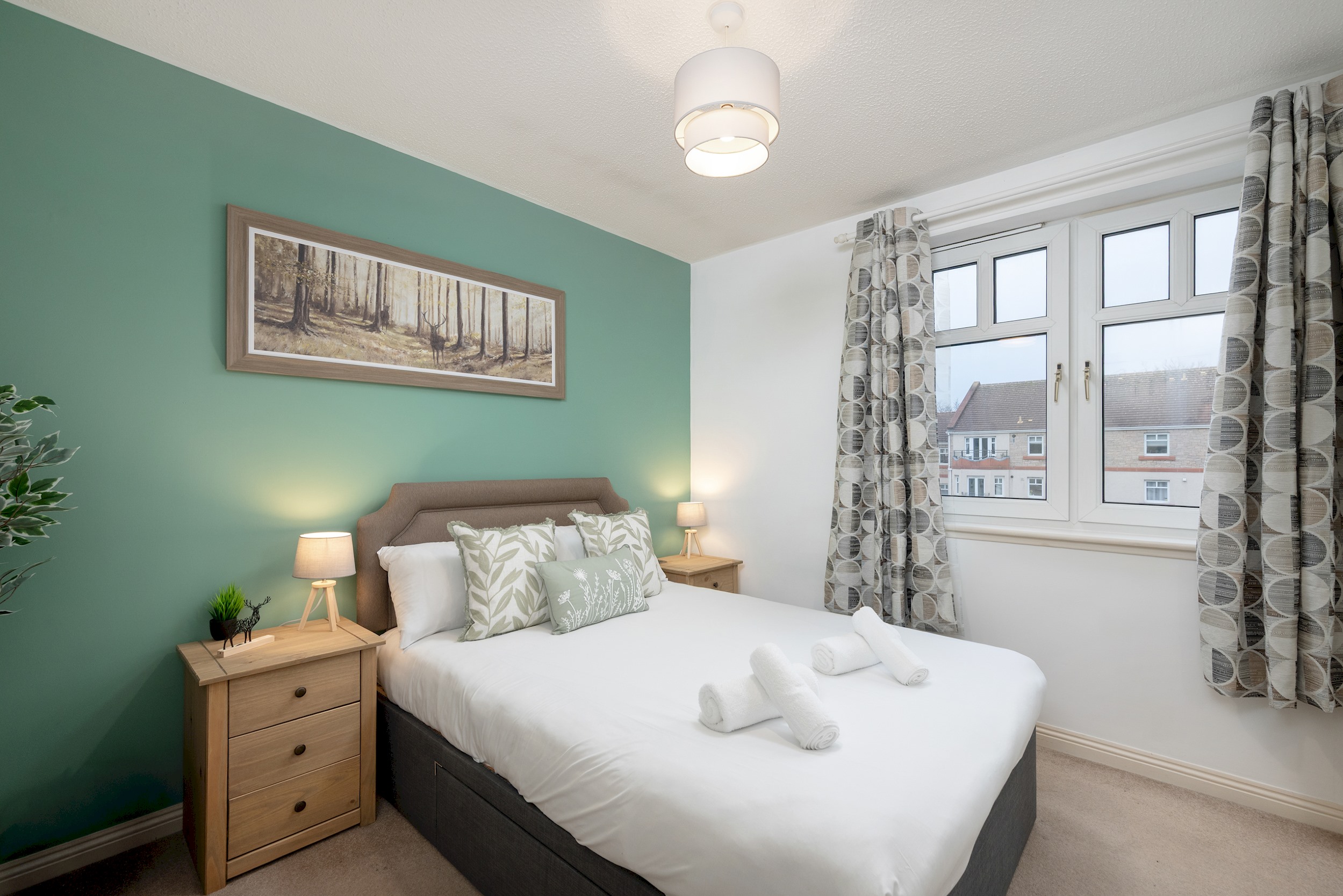 Stylish 2-Bed Flat with Balcony Near Haymarket - Pass the Keys in 18/7 Sinclair Pl EH11 1AH - Property image 27 - VivreStays
