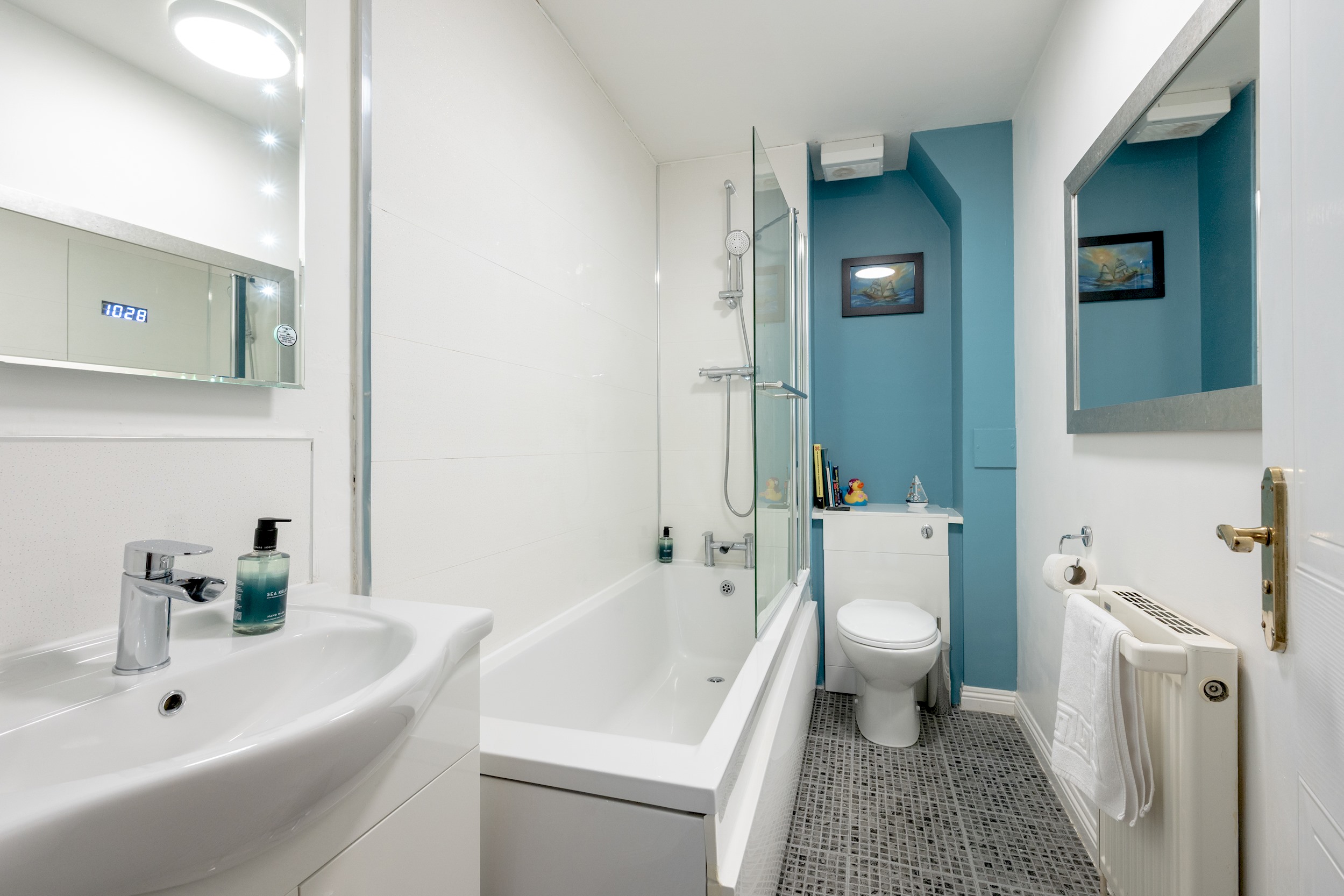 Stylish 2-Bed Flat with Balcony Near Haymarket - Pass the Keys in 18/7 Sinclair Pl EH11 1AH - Property image 32 - VivreStays
