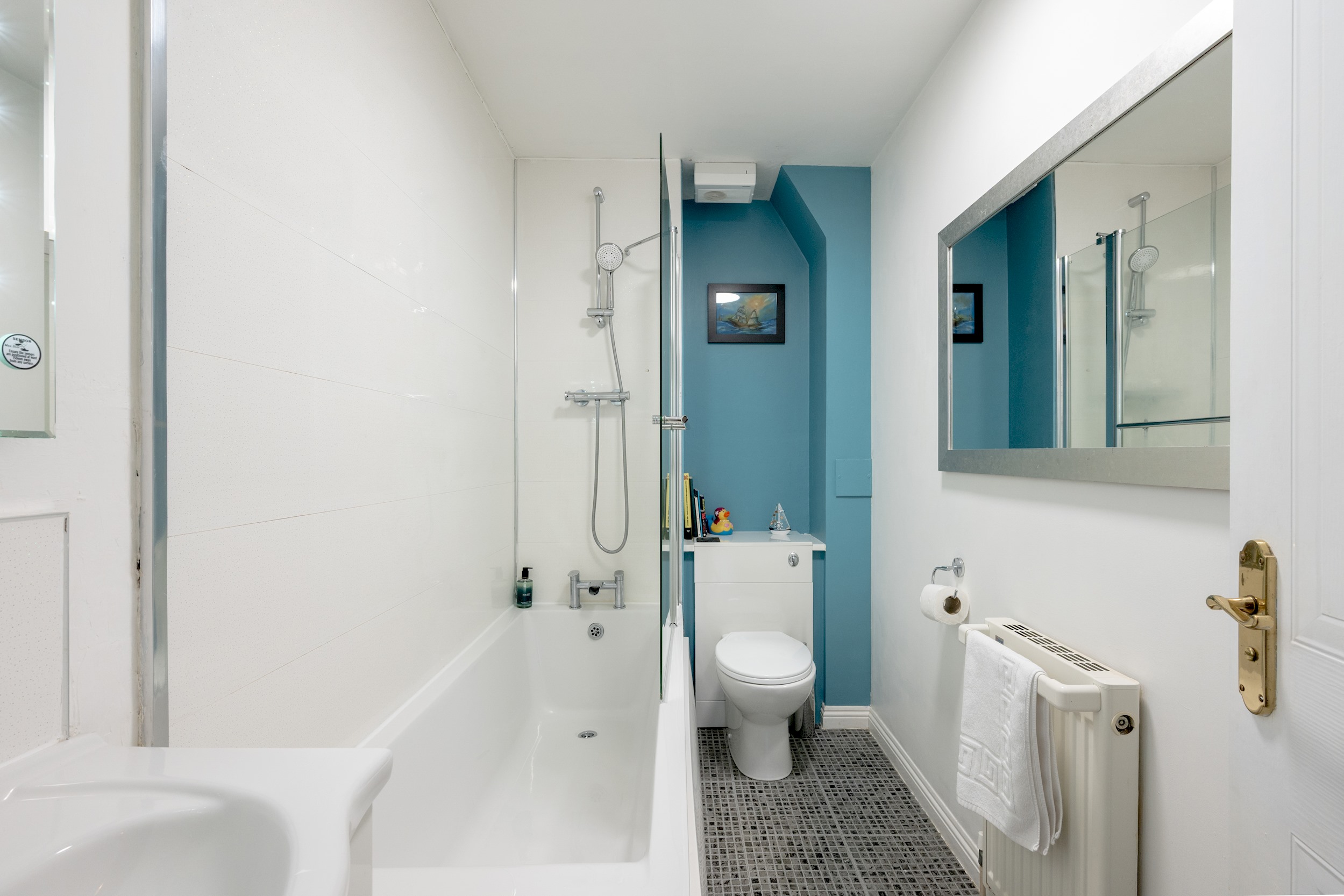 Stylish 2-Bed Flat with Balcony Near Haymarket - Pass the Keys in 18/7 Sinclair Pl EH11 1AH - Property image 33 - VivreStays