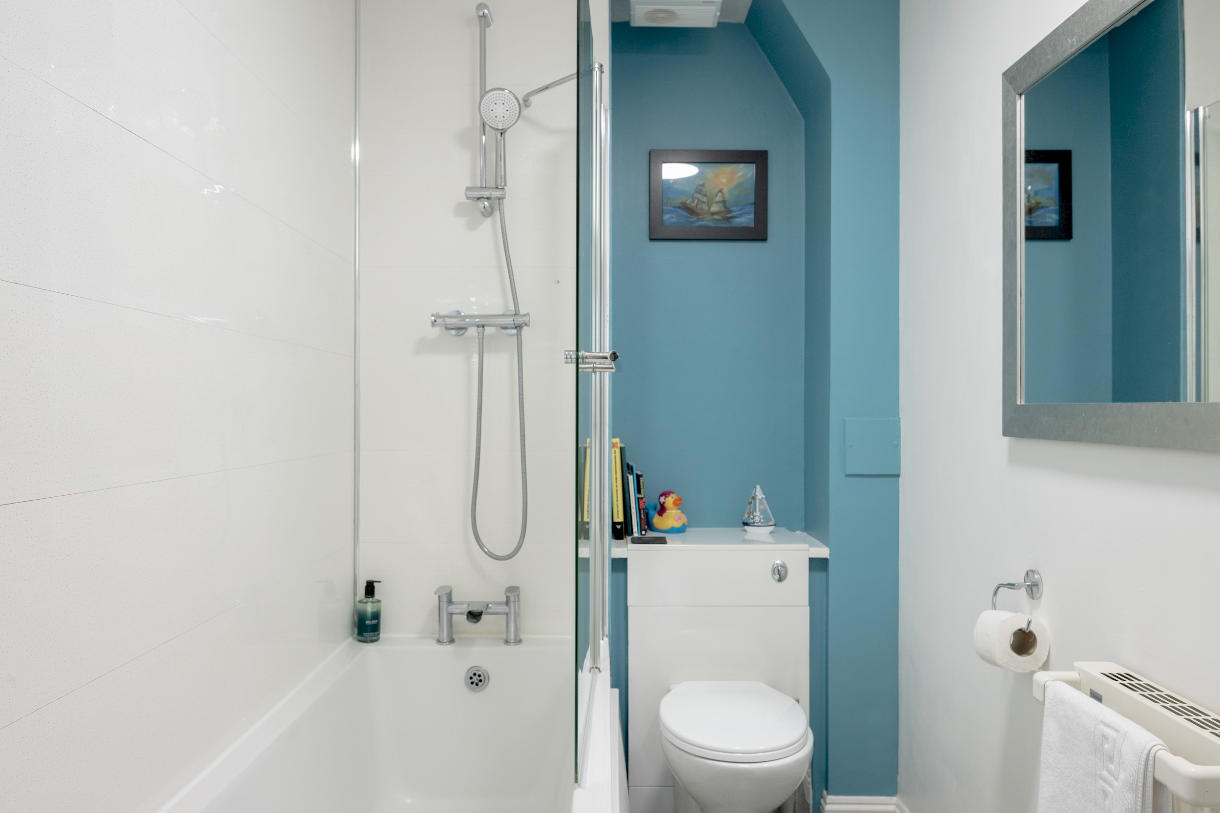Stylish 2-Bed Flat with Balcony Near Haymarket - Pass the Keys in 18/7 Sinclair Pl EH11 1AH - Property image 34 - VivreStays