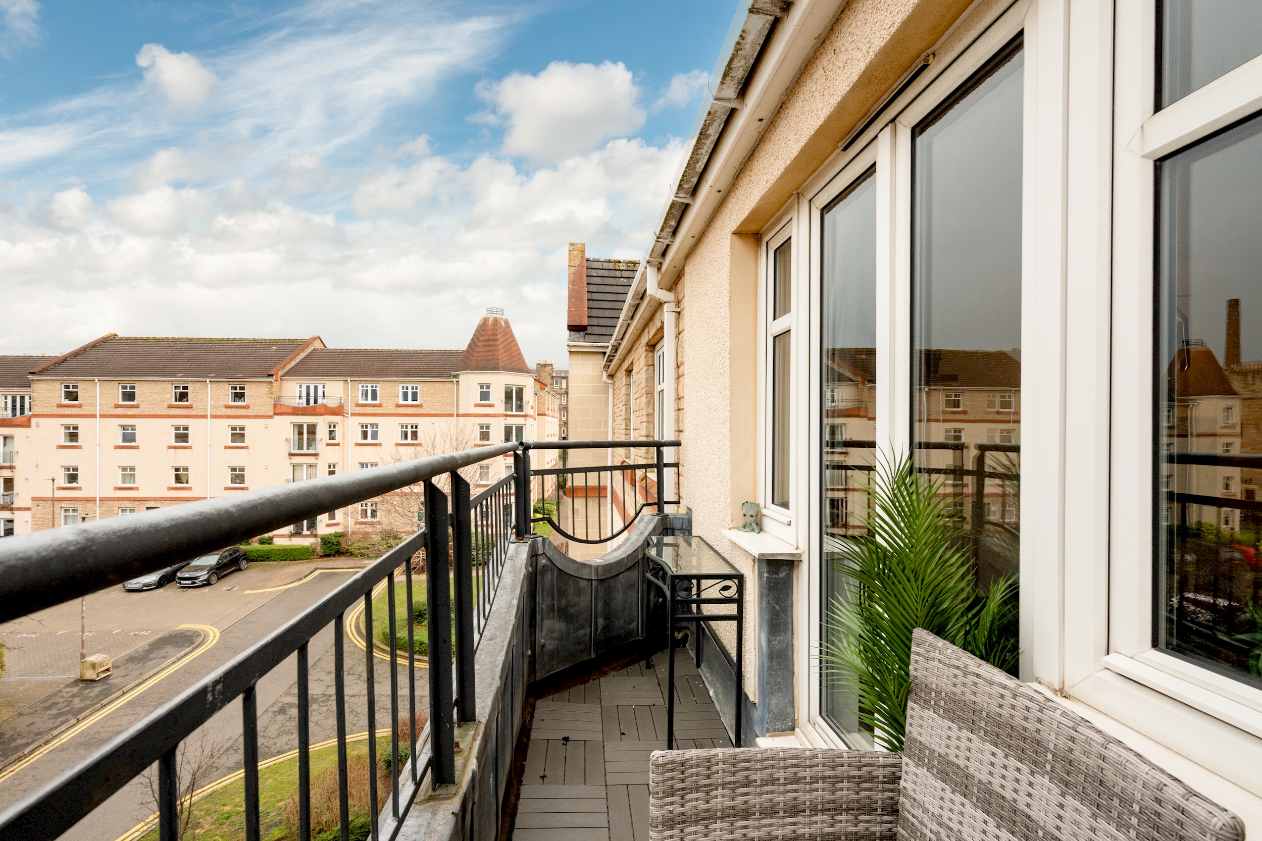 Stylish 2-Bed Flat with Balcony Near Haymarket - Pass the Keys in 18/7 Sinclair Pl EH11 1AH - Property image 40 - VivreStays