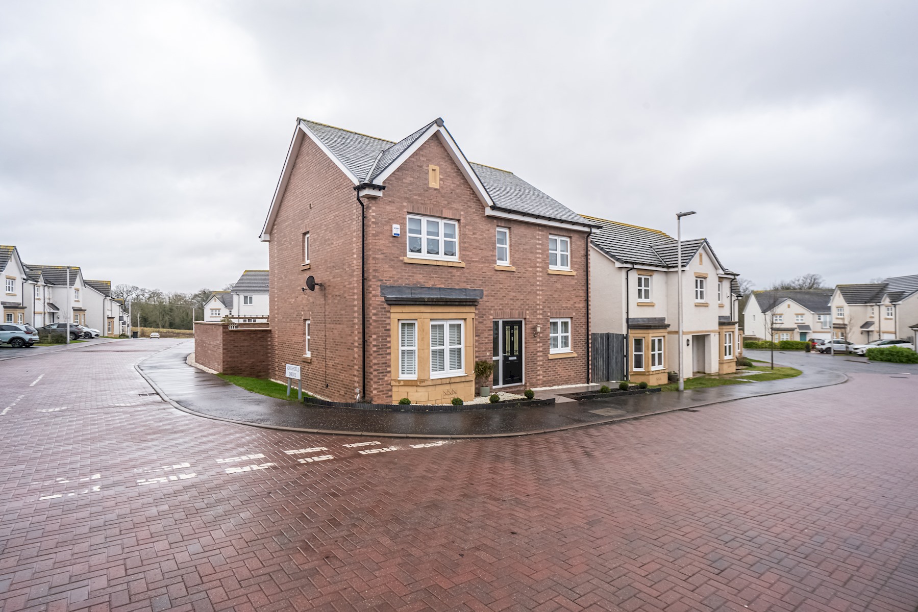 Spacious Family Home with Garden | Free Parking - Pass the Keys in 17 Kingsfield Drive, EH22 4FN - Property image 6 - VivreStays