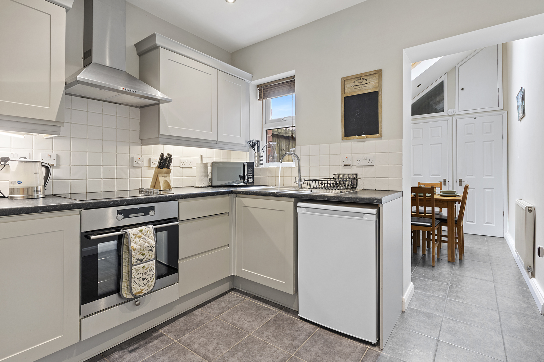 Stylish York Home | Free Parking | Sleeps 4 - Pass the Keys in 14A Emmerson Street, YO31 0XH - Property image 8 - VivreStays