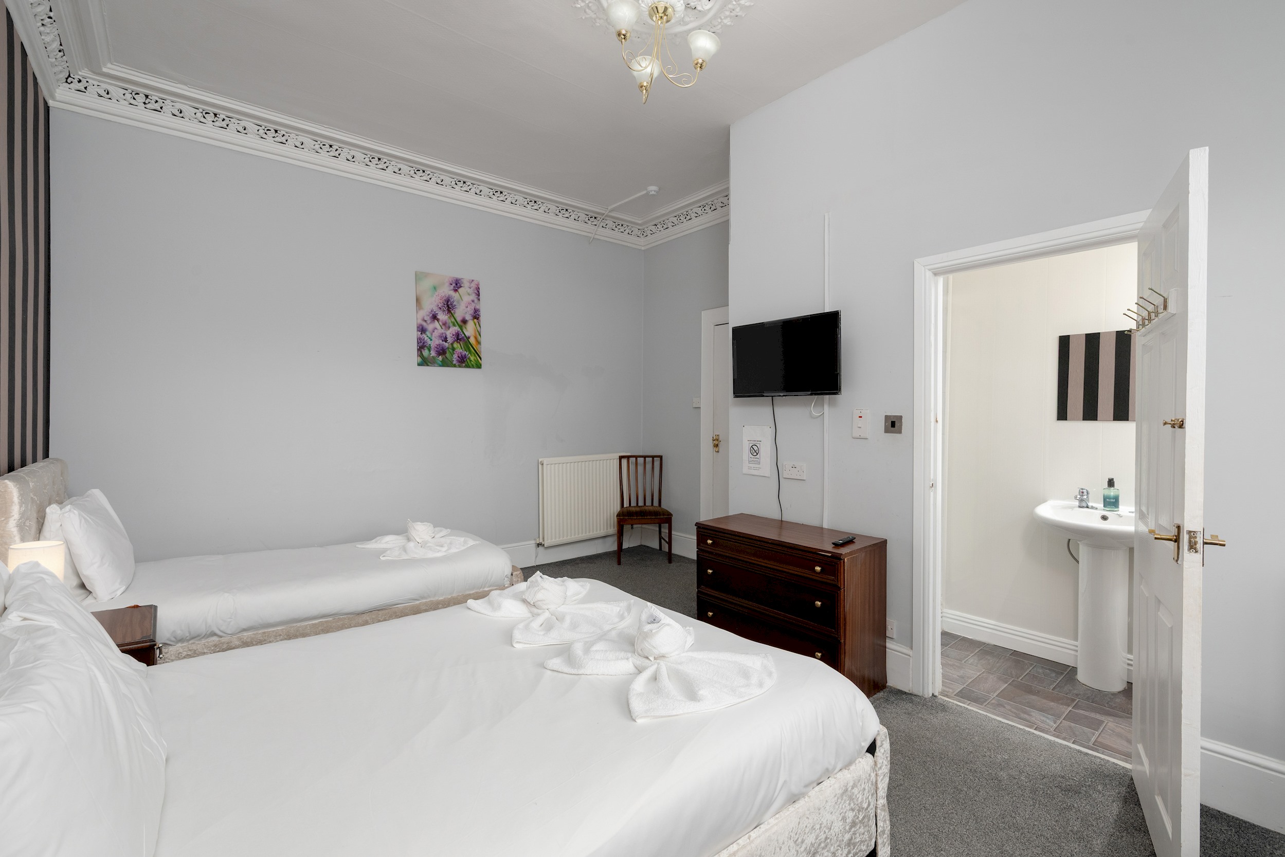Charming Spacious Guesthouse, Edinburgh - Pass the Keys in 10 West End Place, EH11 2ED - Property image 17 - VivreStays