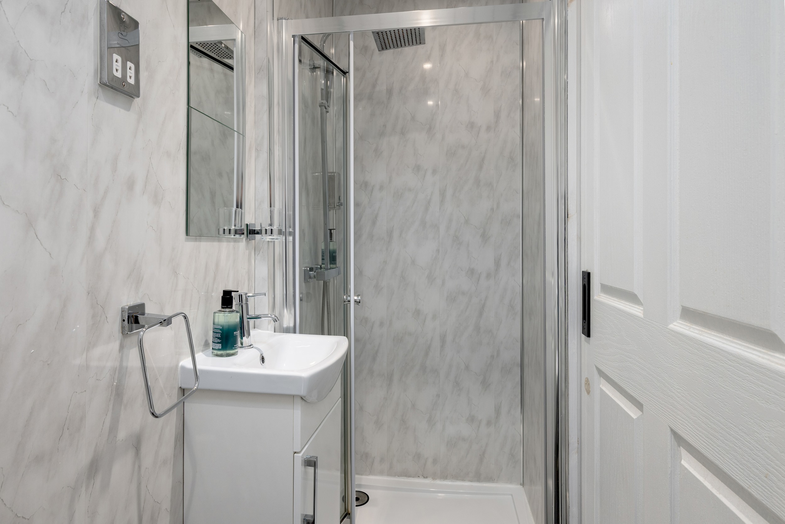 Charming Spacious Guesthouse, Edinburgh - Pass the Keys in 10 West End Place, EH11 2ED - Property image 34 - VivreStays