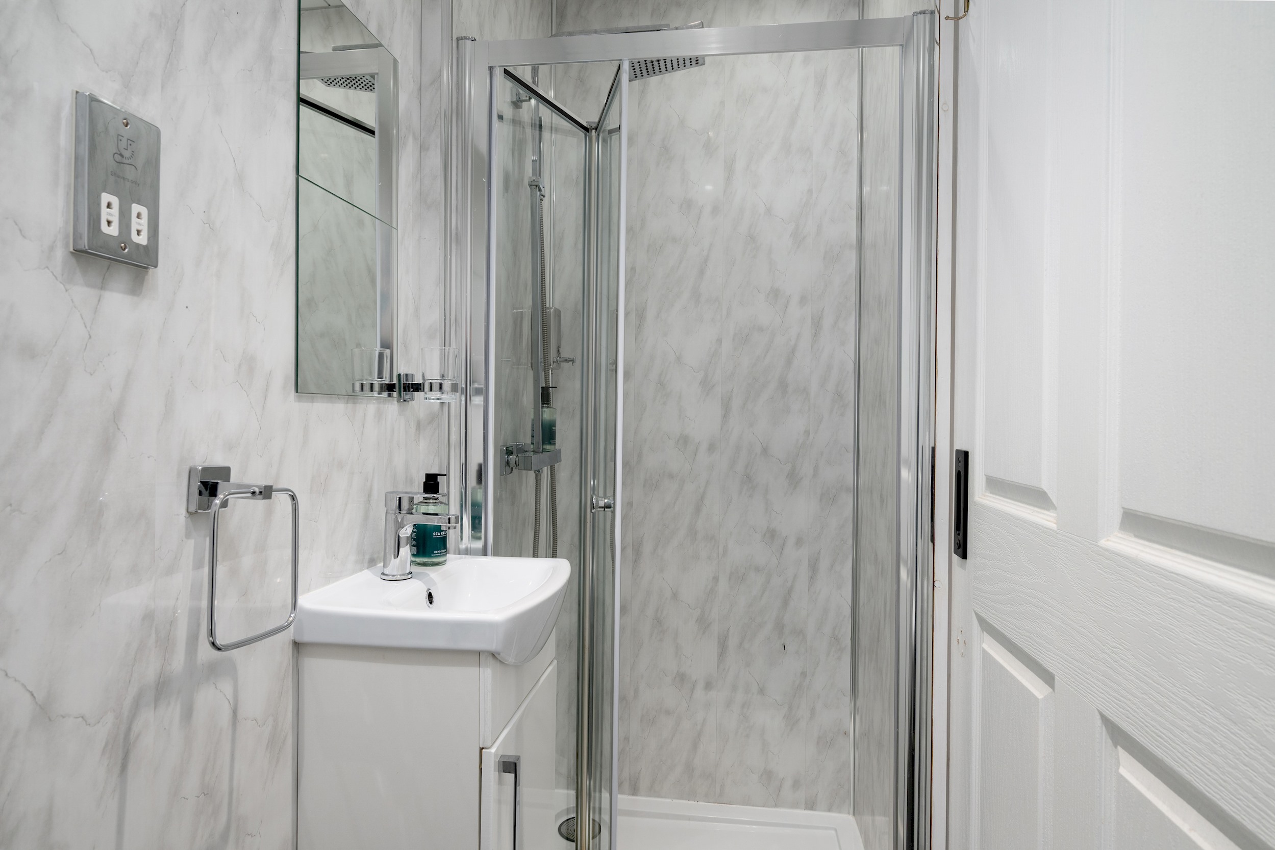 Charming Spacious Guesthouse, Edinburgh - Pass the Keys in 10 West End Place, EH11 2ED - Property image 37 - VivreStays
