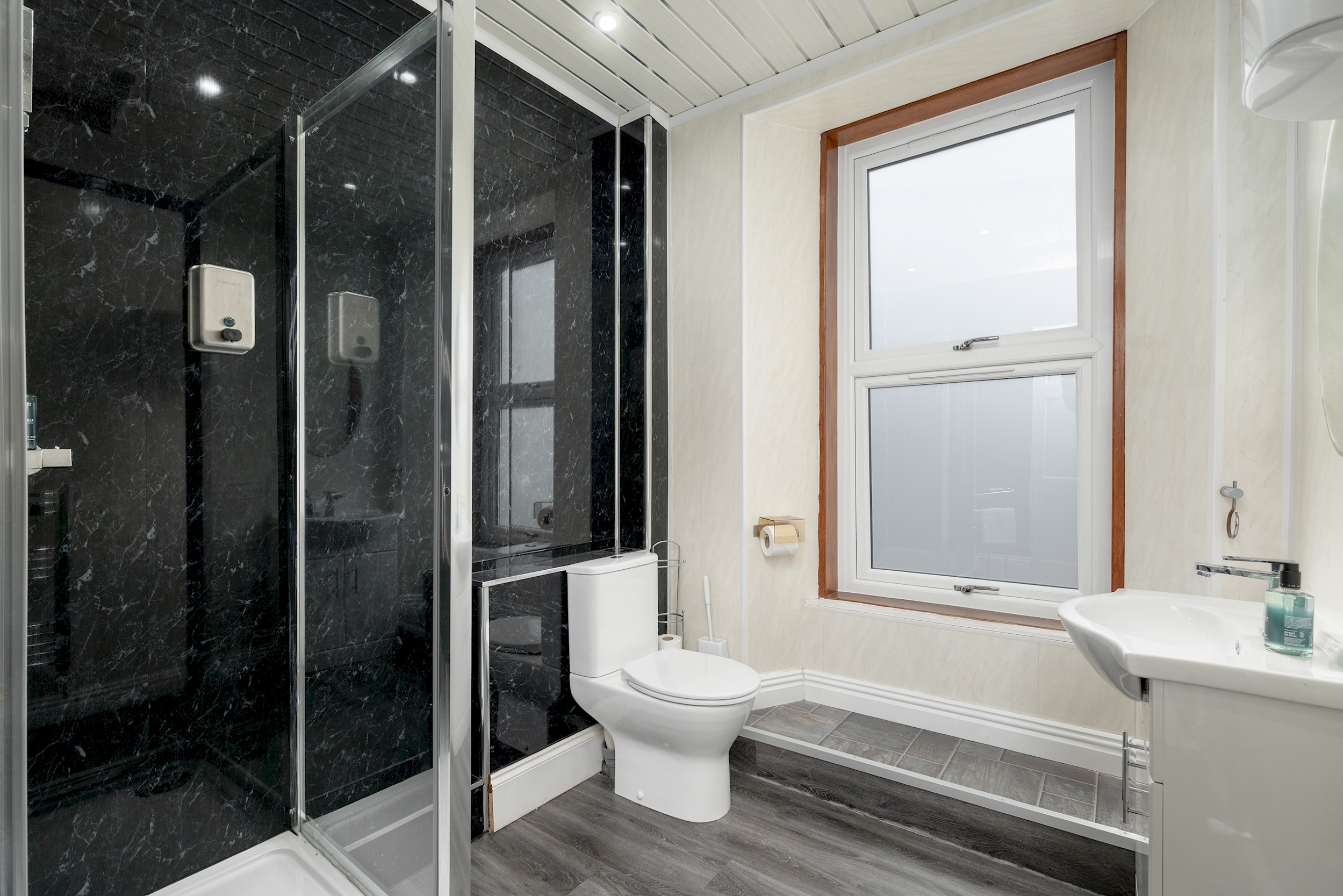 Charming Spacious Guesthouse, Edinburgh - Pass the Keys in 10 West End Place, EH11 2ED - Property image 32 - VivreStays