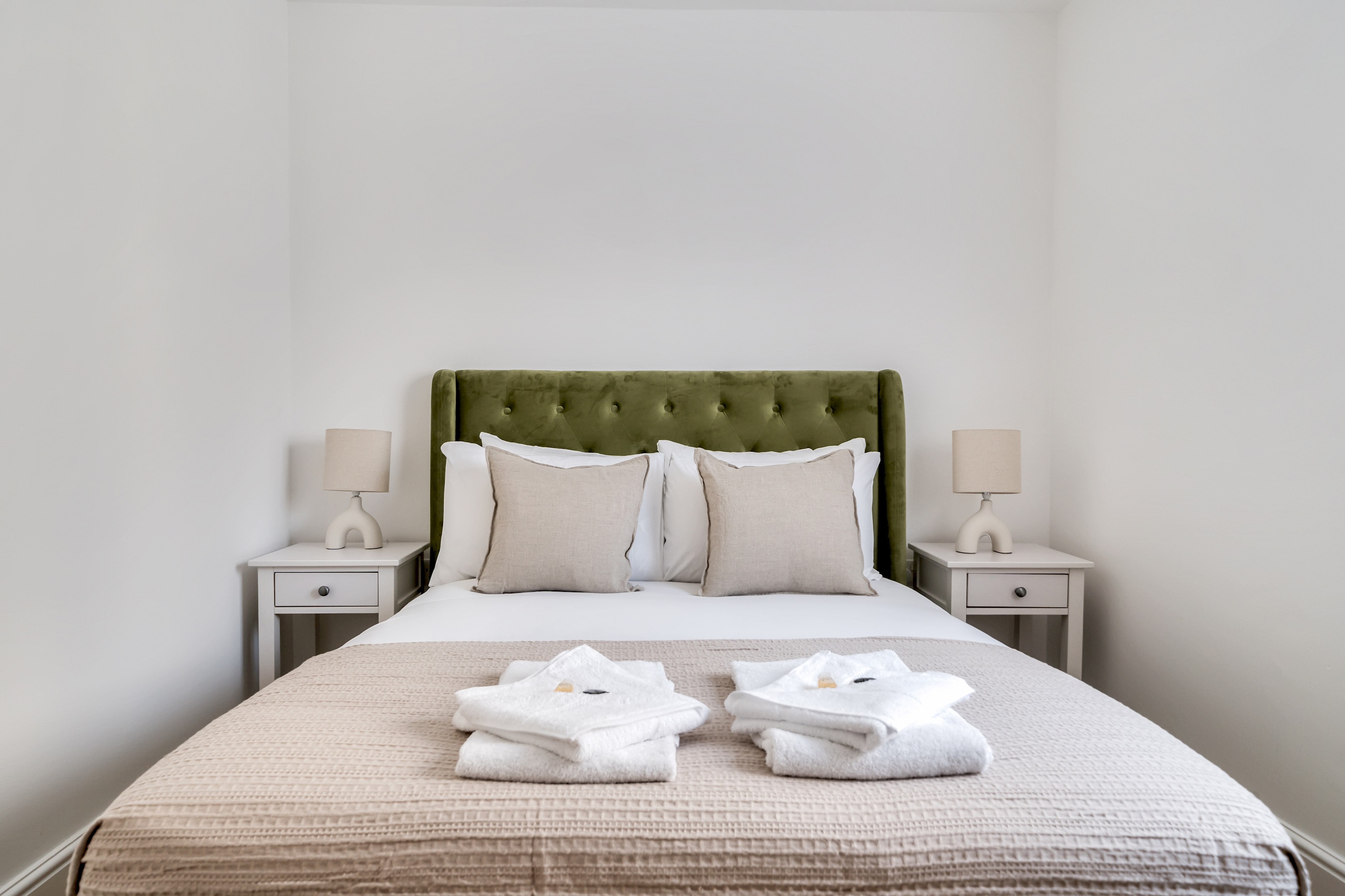 Stylish 2 Bed Apartment + Parking - Oxford - Pass the Keys in 1A Stanway Road, Headington, OX3 8HU - Property image 5 - VivreStays
