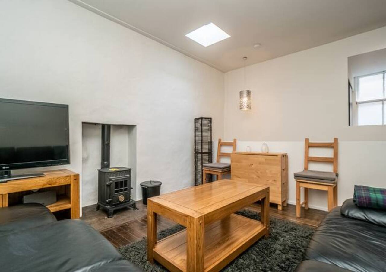 Chic City Hideaway - Cozy, Central & Quiet - Pass the Keys in 18 Queensferry St Ln, EH2 4PF - Property image 20 - VivreStays