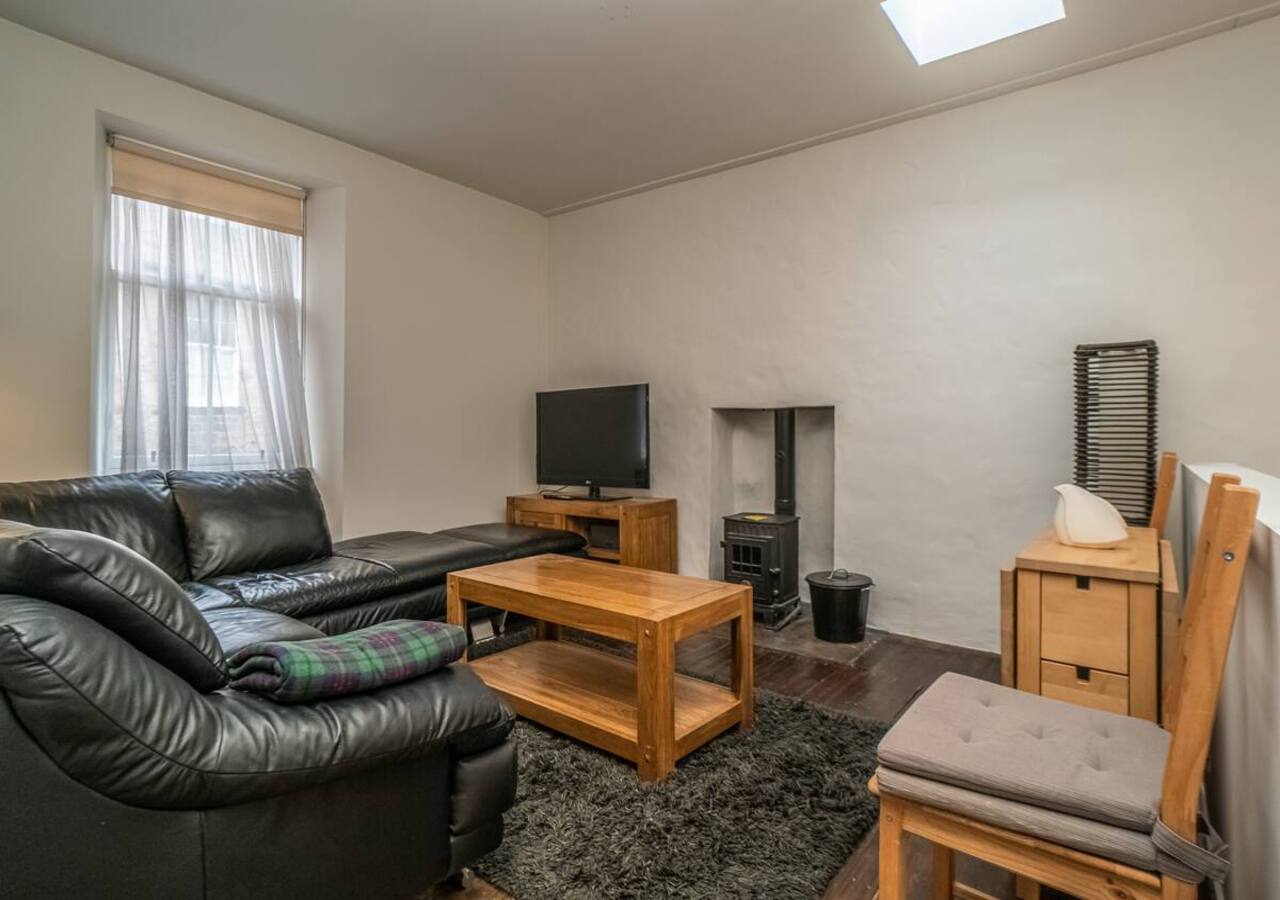 Chic City Hideaway - Cozy, Central & Quiet - Pass the Keys in 18 Queensferry St Ln, EH2 4PF - Property image 22 - VivreStays