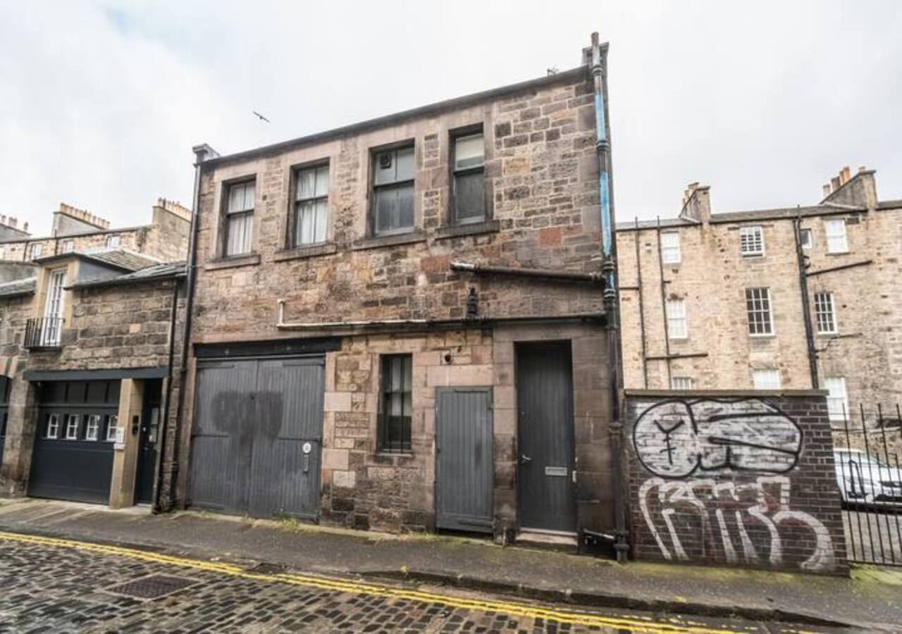 Chic City Hideaway - Cozy, Central & Quiet - Pass the Keys in 18 Queensferry St Ln, EH2 4PF - Property image 23 - VivreStays
