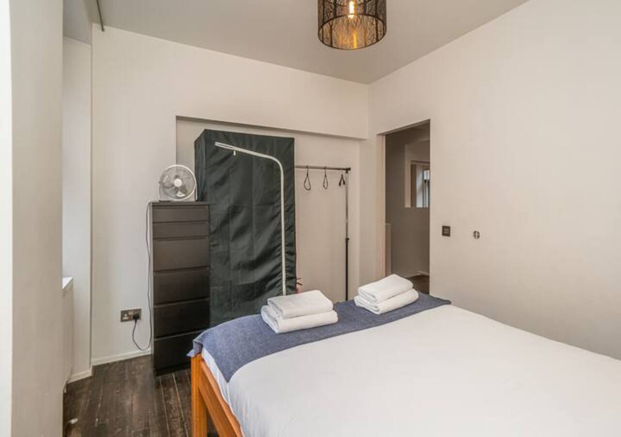 Chic City Hideaway - Cozy, Central & Quiet - Pass the Keys in 18 Queensferry St Ln, EH2 4PF - Property image 24 - VivreStays