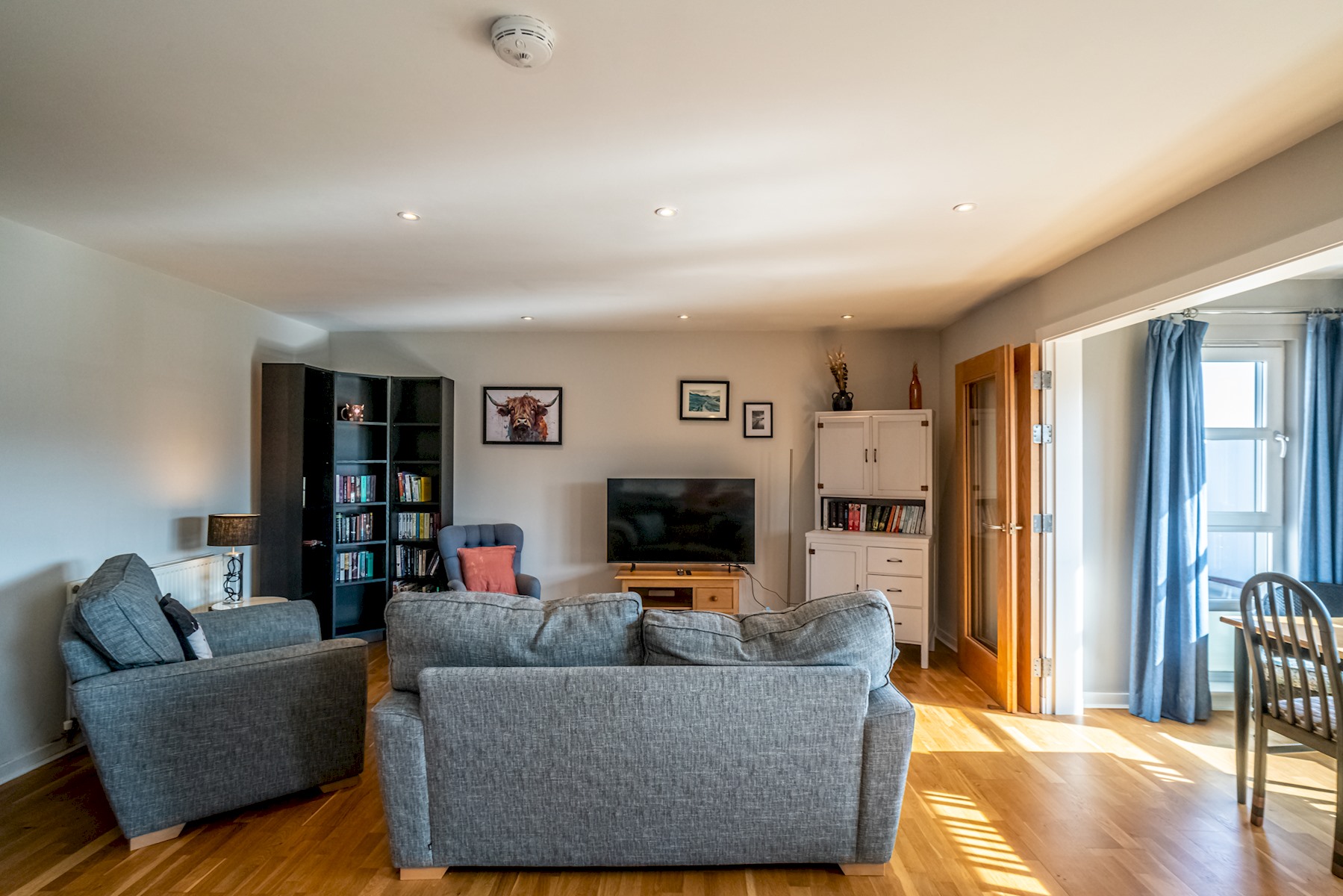Bright Top Floor Haven | Modern 2BR in Edinburgh - Pass the Keys in Flat 7, 86 Chesser Crescent EH14 1SE - Property image 10 - VivreStays