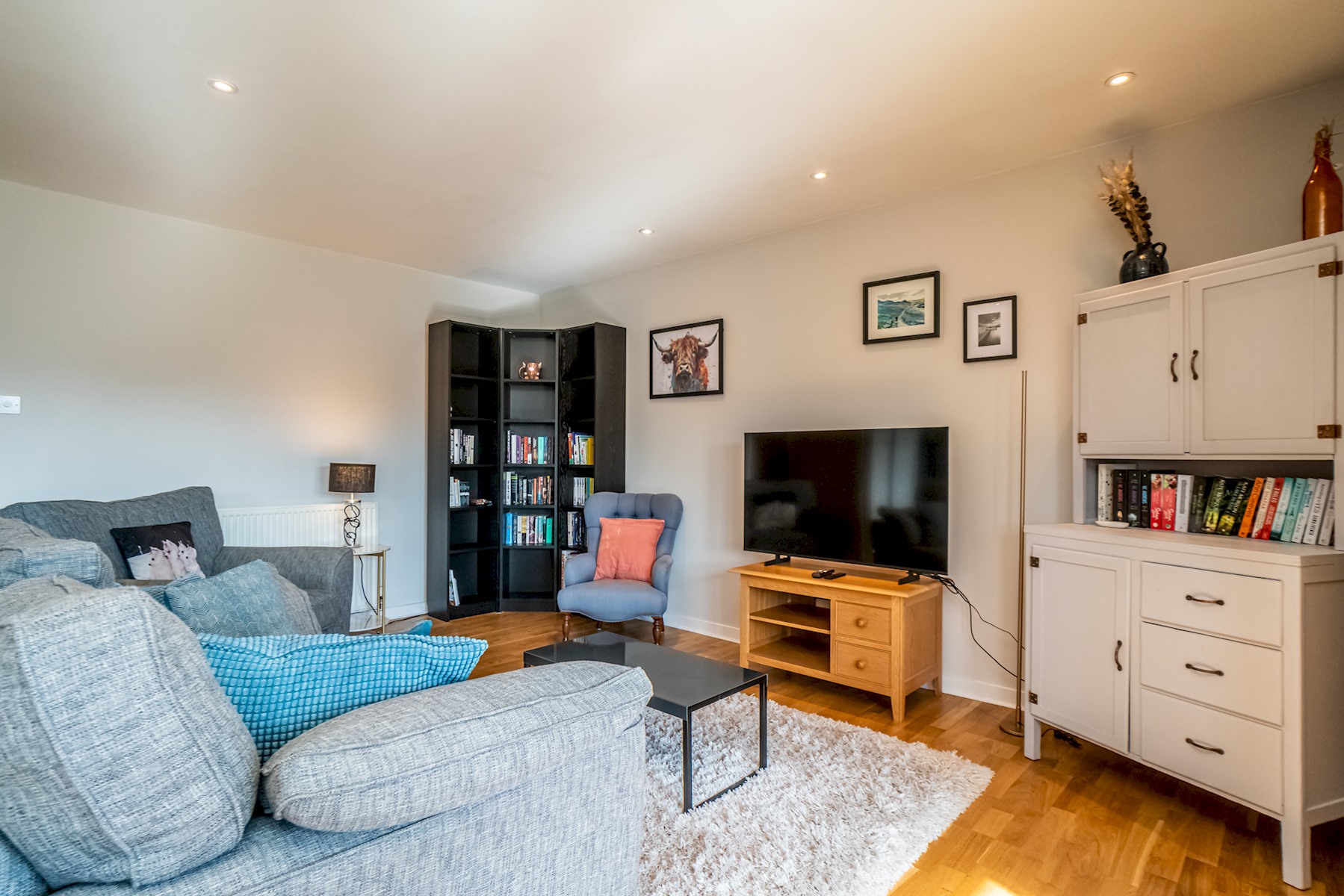Bright Top Floor Haven | Modern 2BR in Edinburgh - Pass the Keys in Flat 7, 86 Chesser Crescent EH14 1SE - Property image 9 - VivreStays