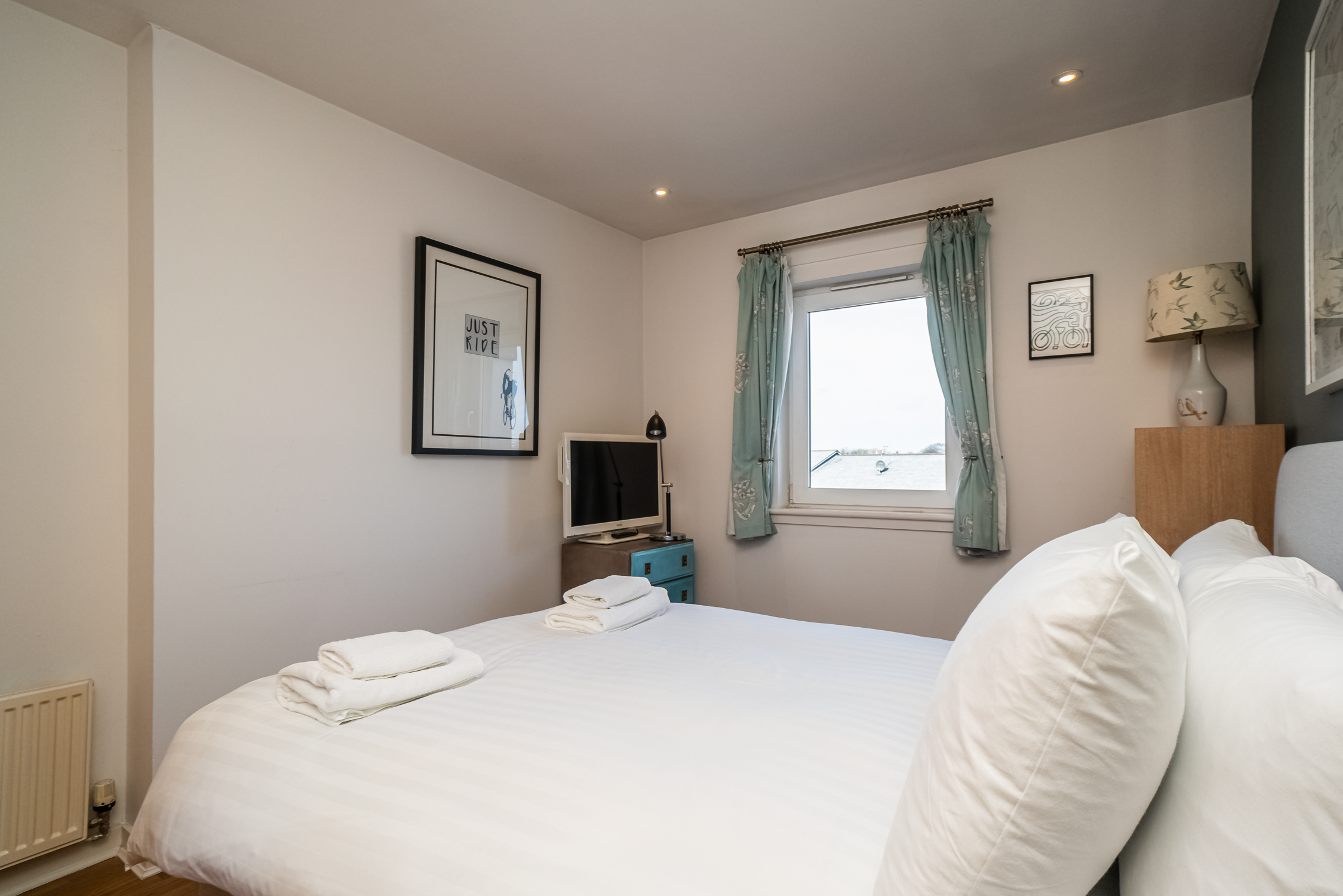Bright Top Floor Haven | Modern 2BR in Edinburgh - Pass the Keys in Flat 7, 86 Chesser Crescent EH14 1SE - Property image 23 - VivreStays