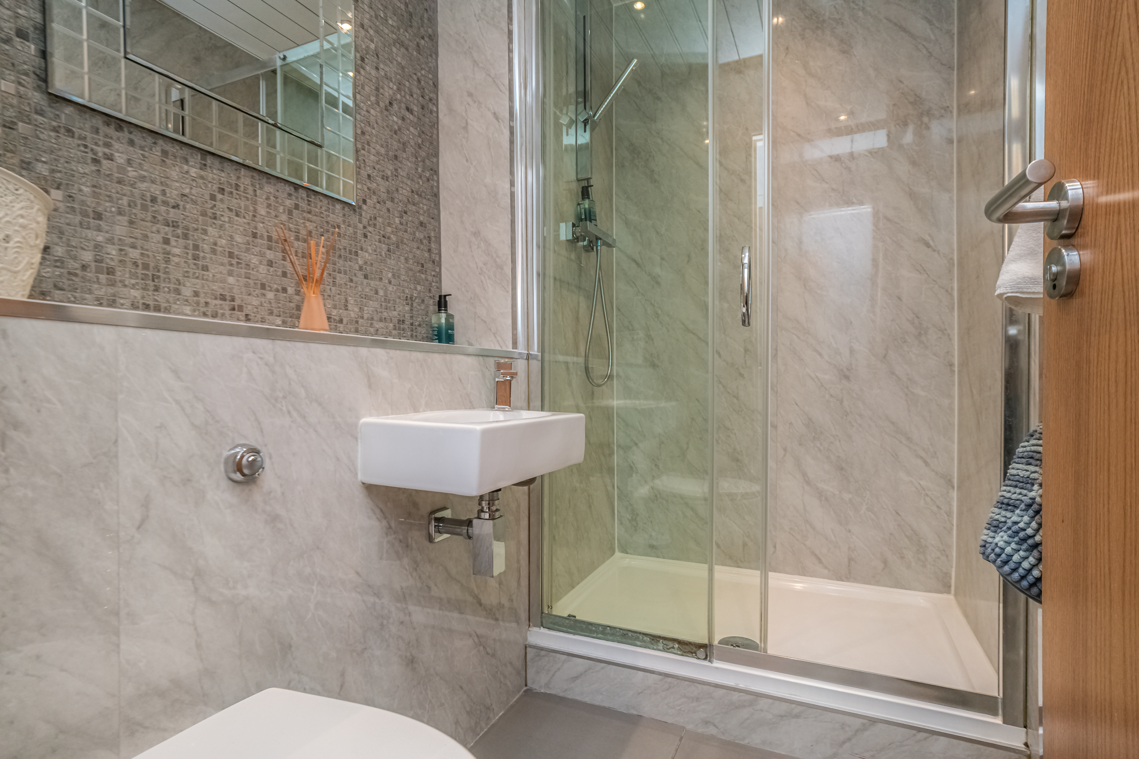 Bright Top Floor Haven | Modern 2BR in Edinburgh - Pass the Keys in Flat 7, 86 Chesser Crescent EH14 1SE - Property image 28 - VivreStays